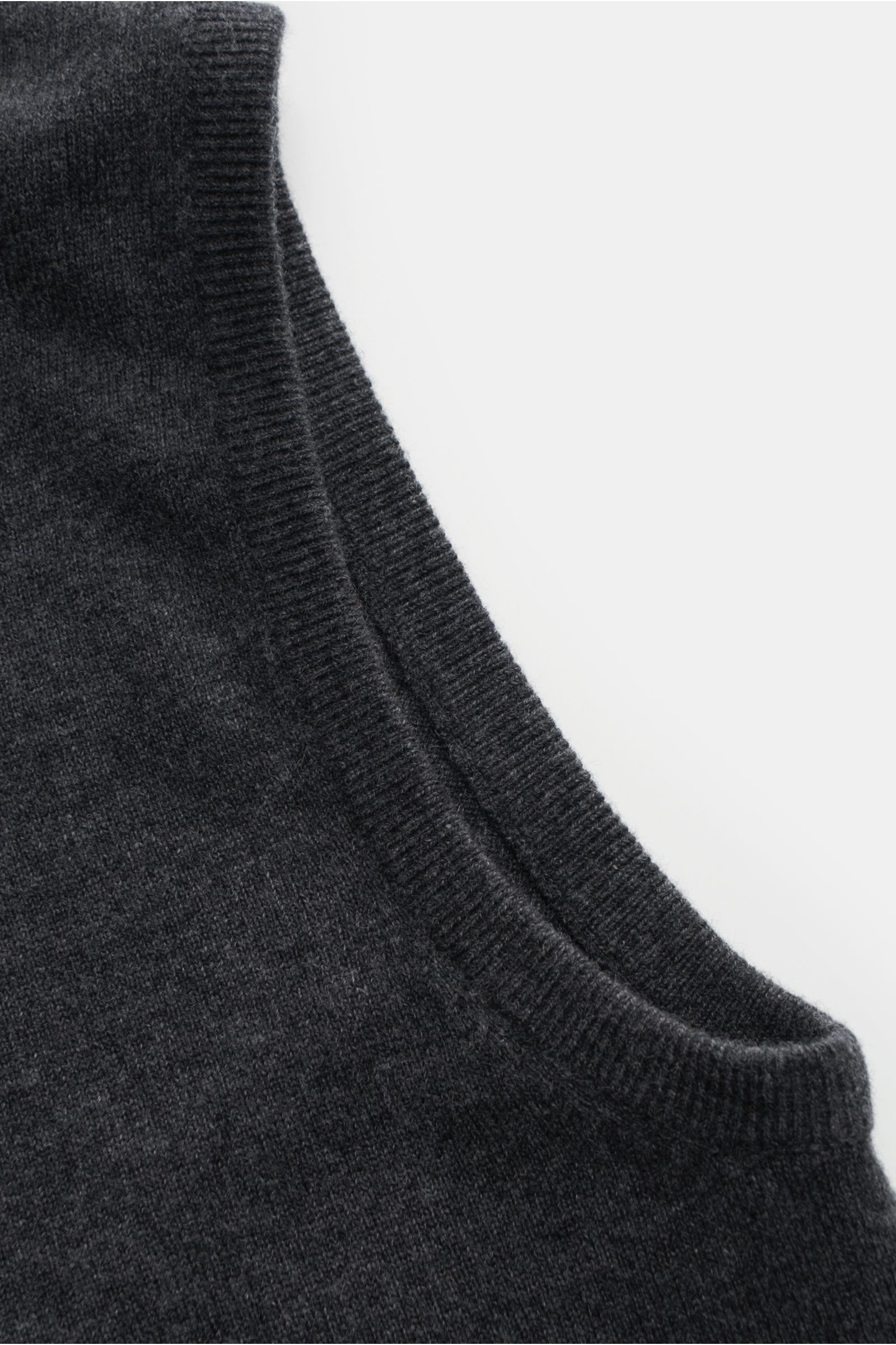 von Braun Cashmere Pullunder dunkelgrau aus reinem Mongolei-Cashmere, Slim Fit mit feinem Strickbild und elastischen Rippbündchen, Detailaufnahme von oben