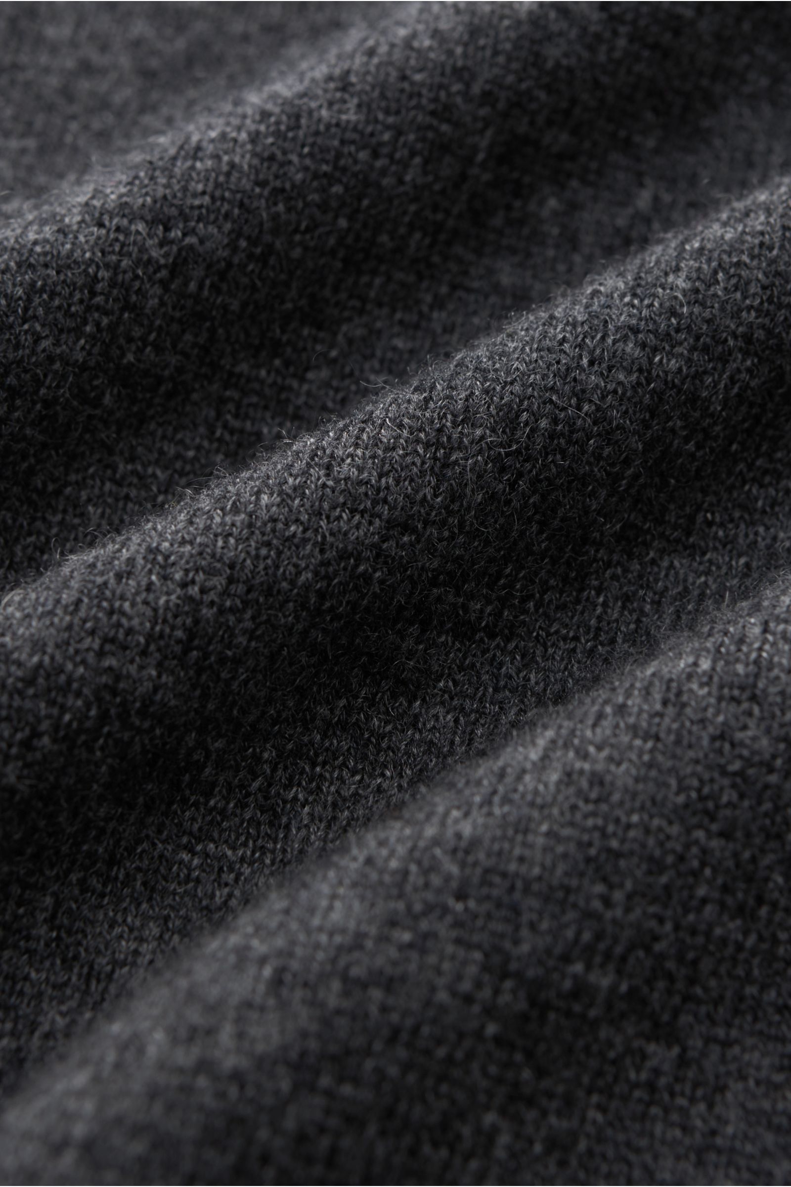 Nahaufnahme des feinen Strickbilds des von Braun Cashmere Pullunder dunkelgrau aus reinem, weichem Mongolei-Cashmere, Slim Fit mit elastischen Rippbündchen.