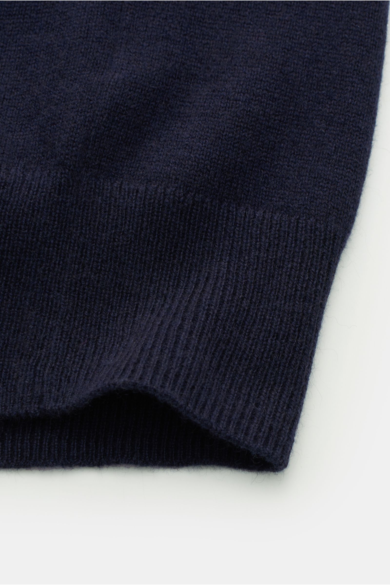 Close-up front view of the von Braun Cashmere Pullunder navy showing fine knit, elastic ribbed cuffs, and soft texture. Geschmeidiges Layering-Piece: Der VON BRAUN Pullunder wurde aus reinem Cashmere gefertigt, der aus der Mongolei entstammt und daher sei