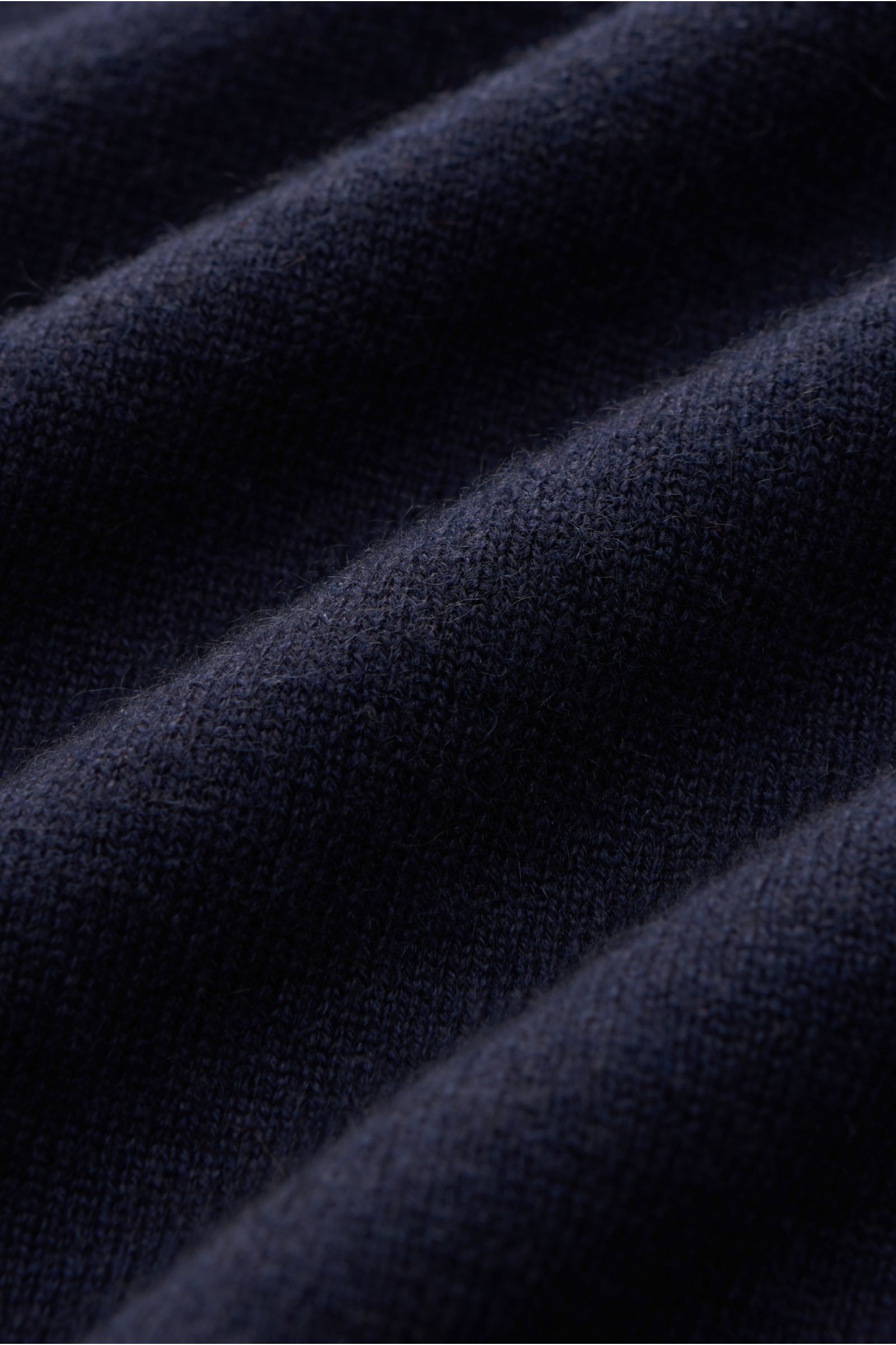 Close-up front view of the soft, finely knitted von Braun Cashmere Pullunder navy showcasing its pure Mongolian cashmere fabric and elastic ribbed cuffs. Geschmeidiges Layering-Piece: Der VON BRAUN Pullunder wurde aus reinem Cashmere gefertigt, der aus