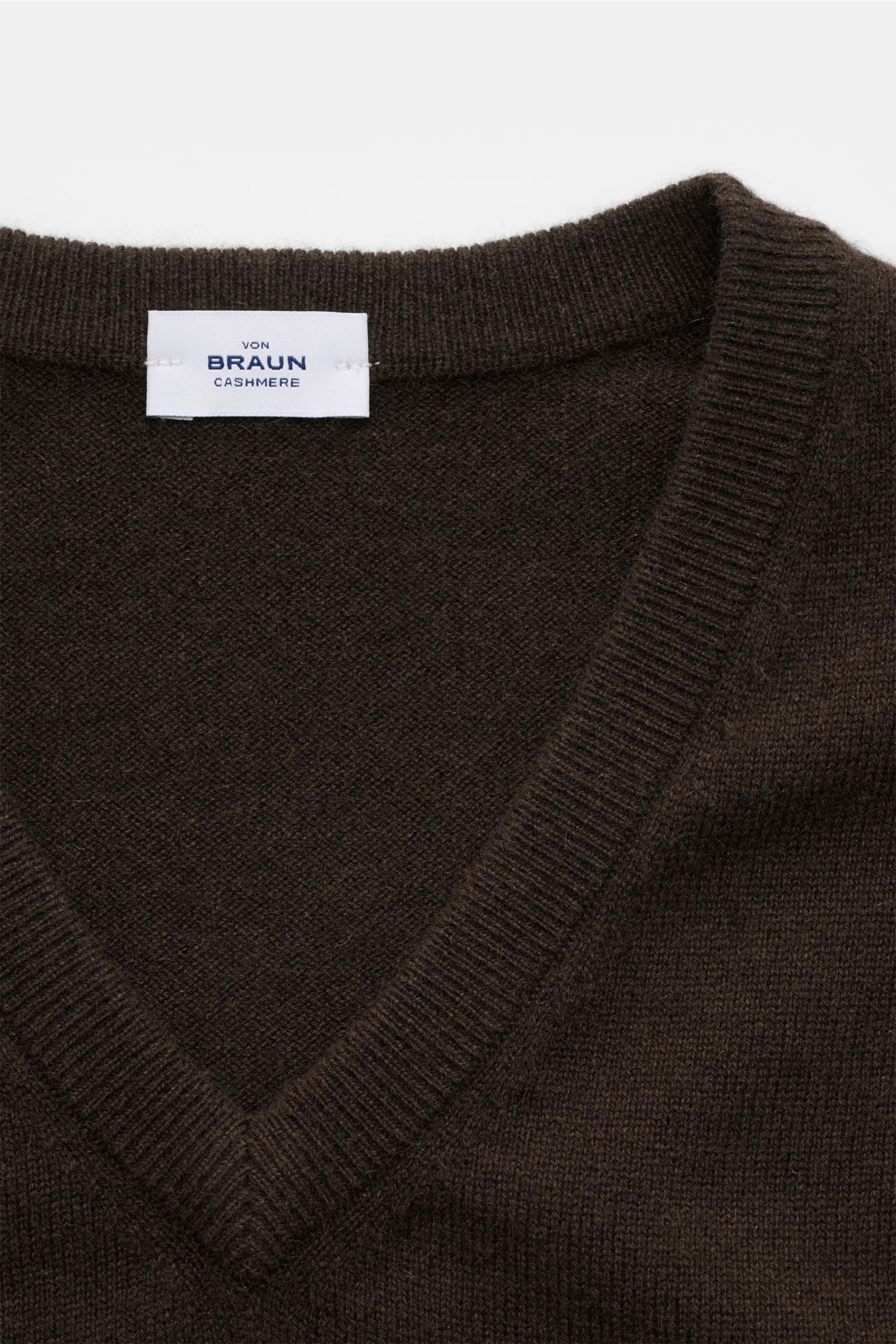 Close-up front view of the von Braun Cashmere sweater vest dark brown, showing the fine knit V-neck and elasticated ribbed bands. Soft layering piece: This VON BRAUN sweater vest is made of pure Mongolian cashmere to create a very soft, warm fabric. 
- Pu