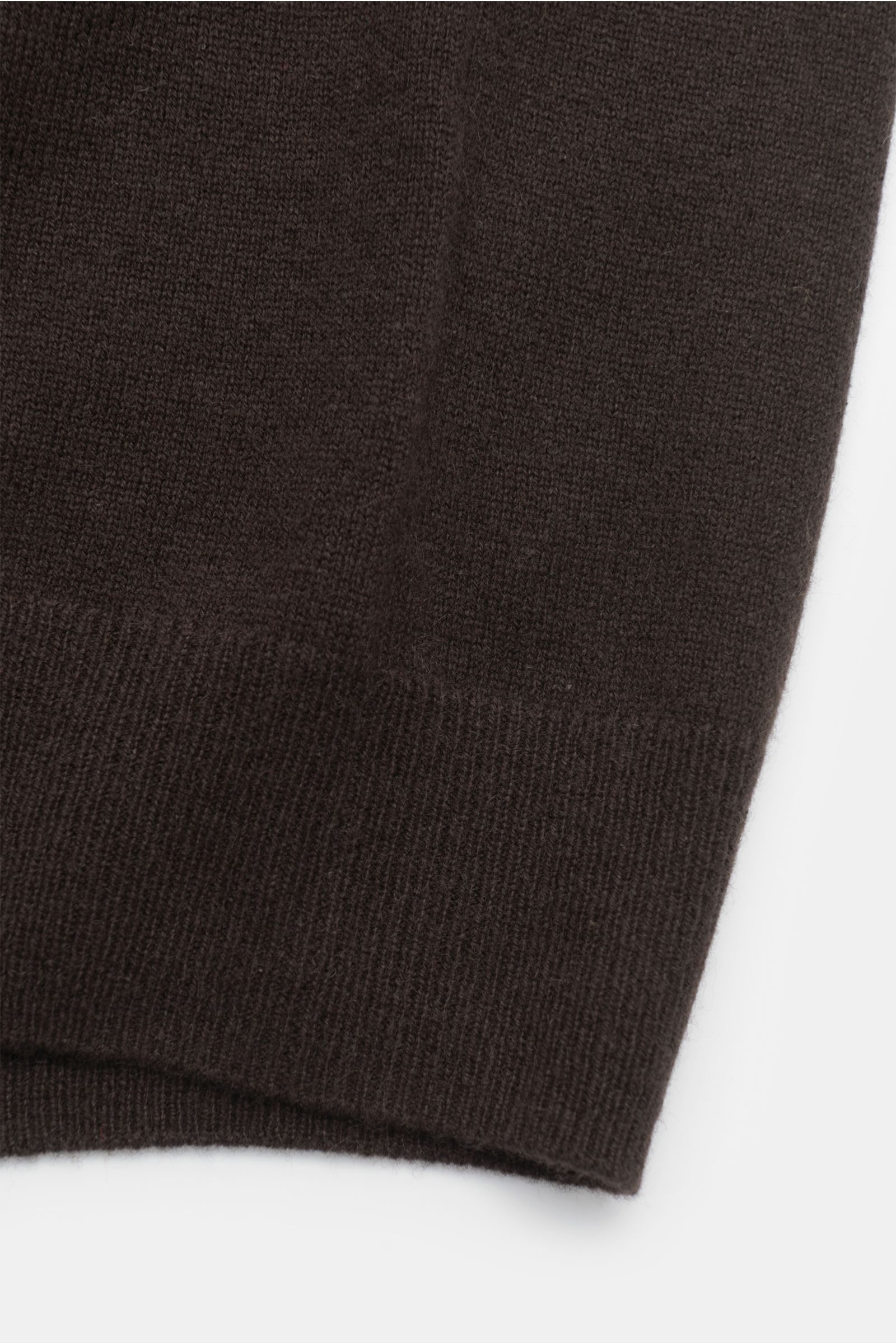 Close-up view of the elasticated ribbed band on the von Braun Cashmere sweater vest dark brown, showcasing pure Mongolian cashmere's fine knit and very soft feel.

Soft layering piece: This VON BRAUN sweater vest is made of pure Mongolian cashmere to c