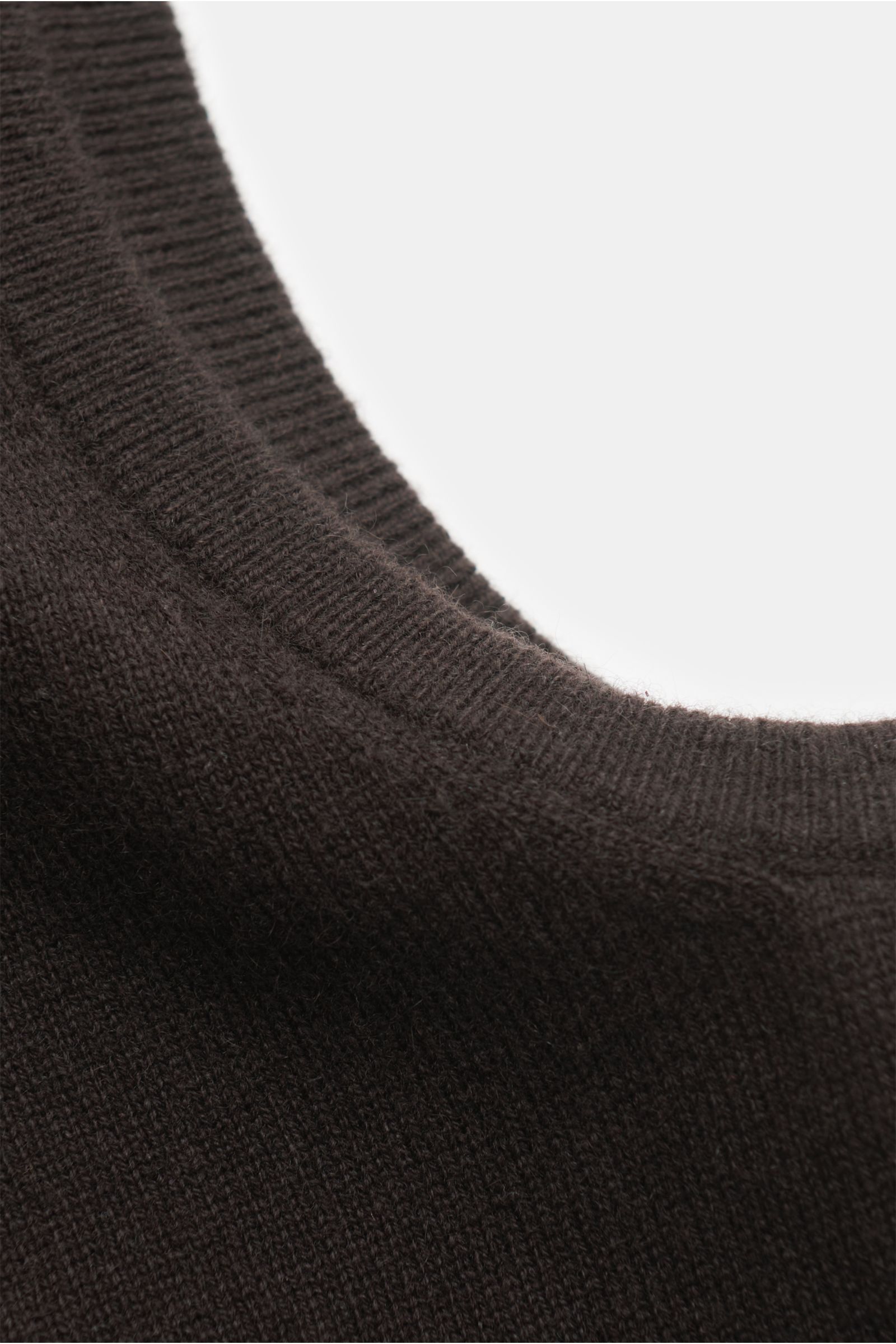 Close-up front neck and shoulder view of von Braun Cashmere sweater vest dark brown, made of pure Mongolian cashmere with a soft, fine knit, slim fit, and elasticated ribbed bands. Soft layering piece: This VON BRAUN sweater vest is made of pure Mongolian