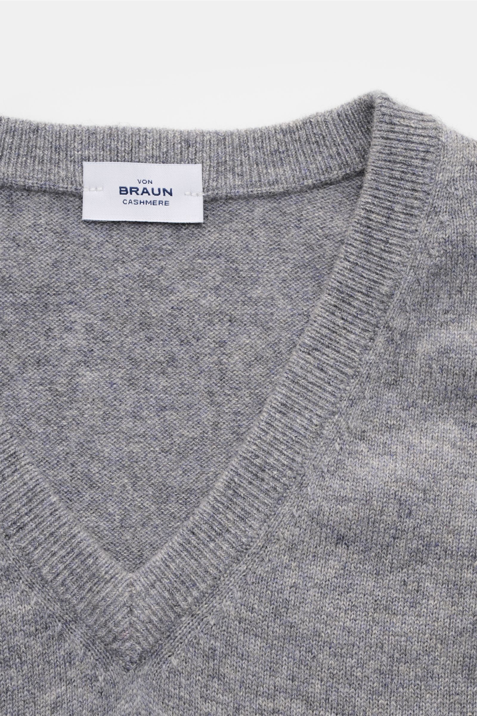 von Braun Cashmere Pullunder grau meliert, Nahaufnahme von oben, feines Strickbild, reiner Cashmere, sehr weich, Slim Fit, elastische Rippbündchen, wärmend
