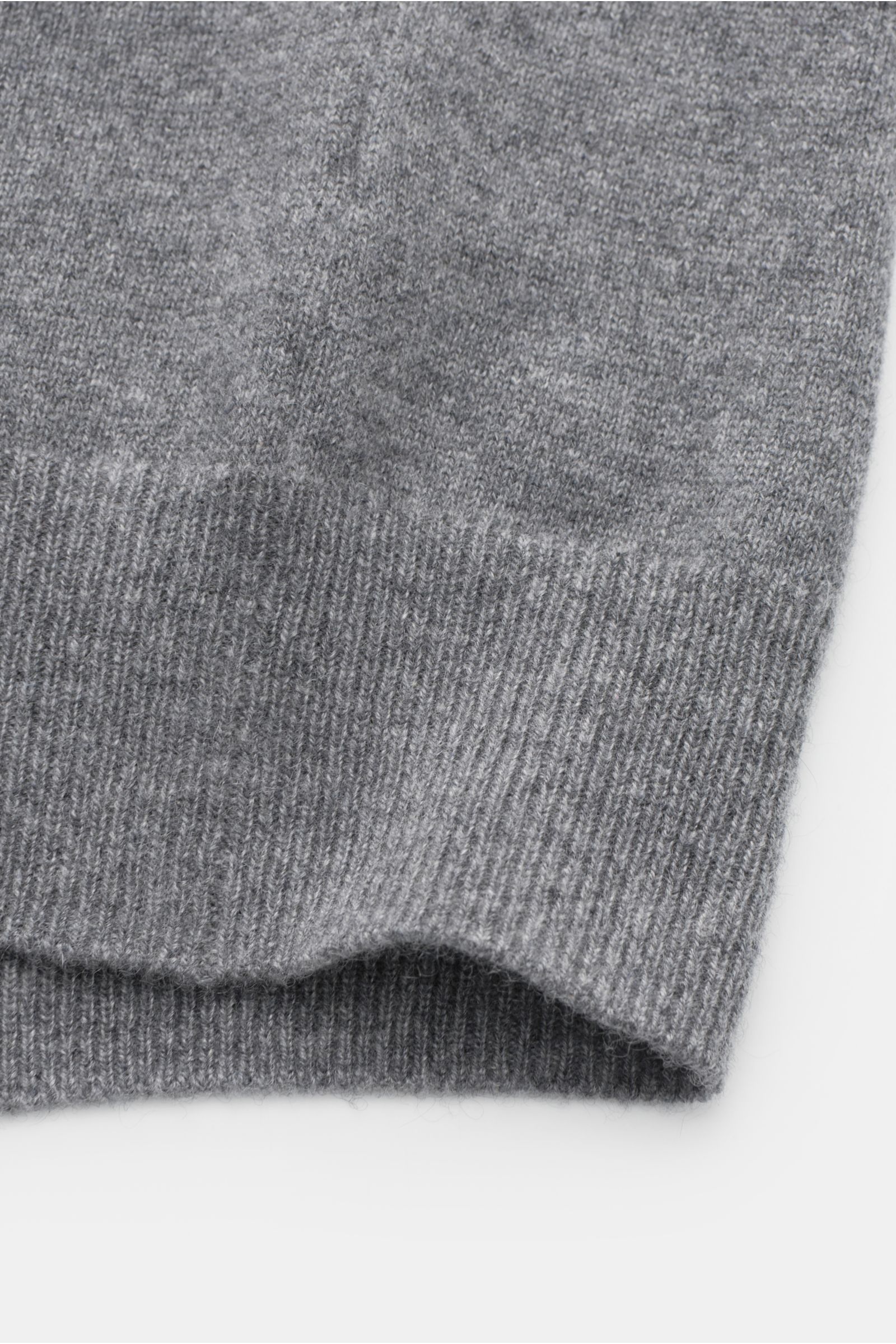 von Braun Cashmere Pullunder grau meliert, Detailaufnahme von unten, feines Strickbild, elastische Rippbündchen, Slim Fit, sehr weicher Griff, reiner Cashmere aus Mongolei.