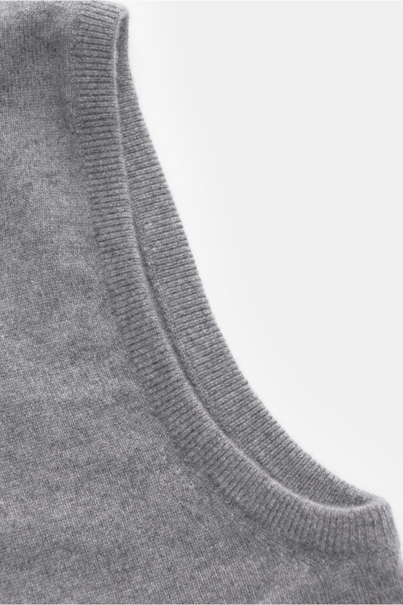 von Braun Cashmere Pullunder grau meliert, Nahaufnahme schräg von oben, geschmeidiges Layering-Piece aus reinem Mongolei-Cashmere, sehr weich, feines Strickbild, Slim Fit, elastische Rippbündchen