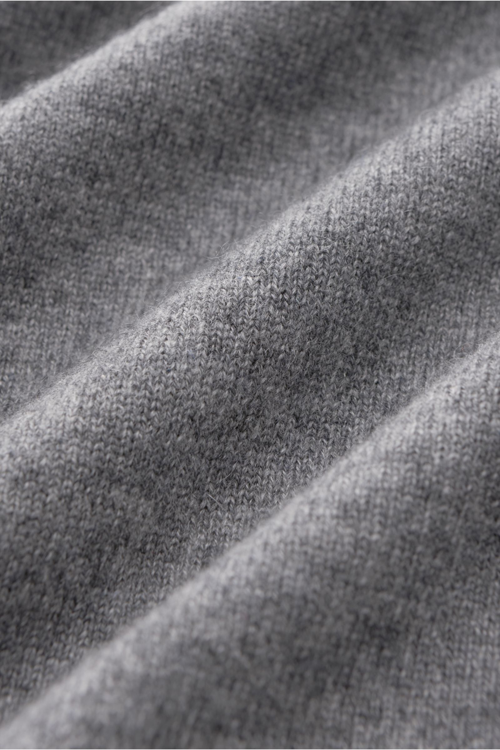 Nahaufnahme des feinen Strickbilds vom von Braun Cashmere Pullunder grau meliert, reiner Cashmere, sehr weich, Slim Fit mit elastischen Rippbündchen.