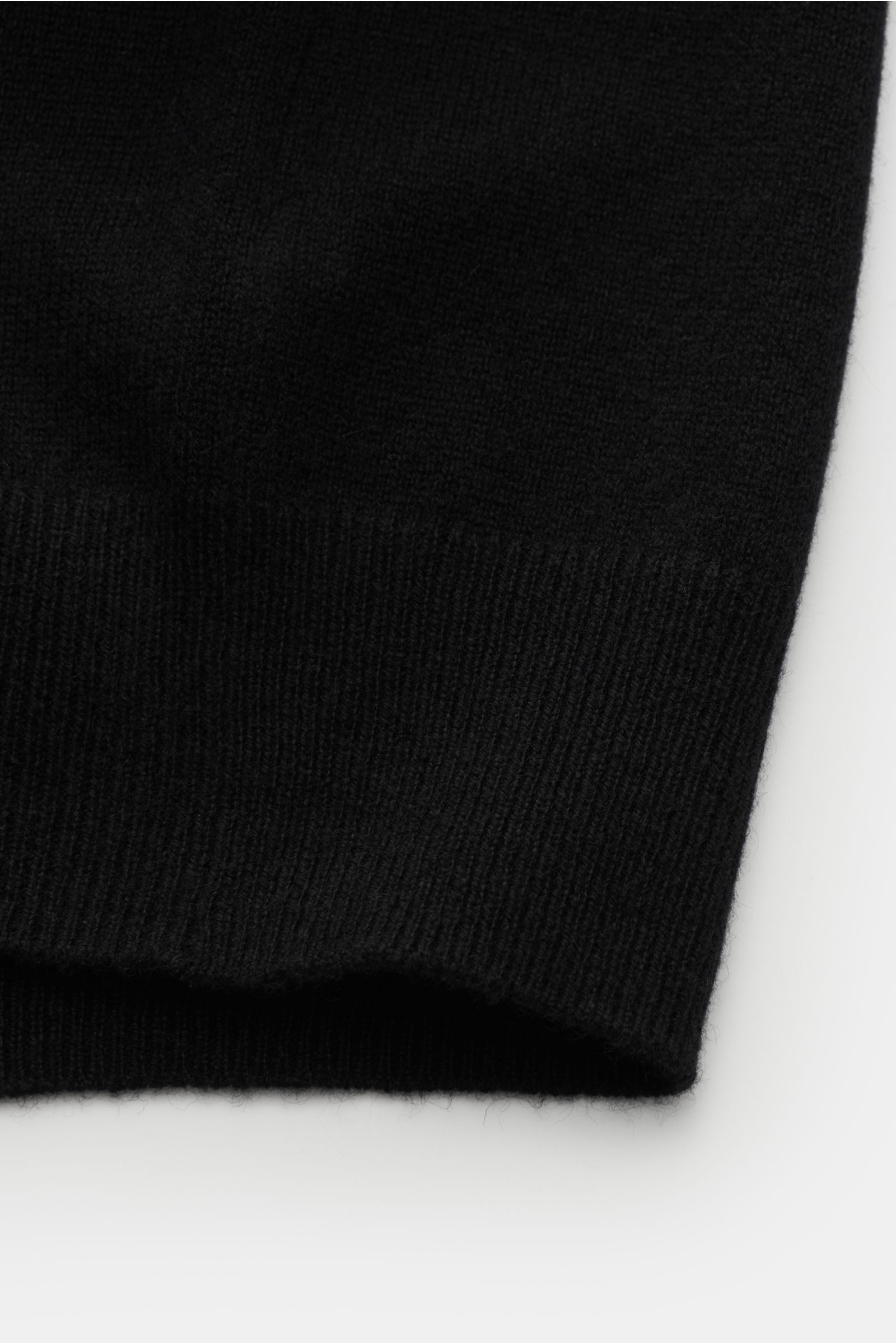 Close-up view of the elasticated ribbed band on the von Braun Cashmere sweater vest black, showcasing its fine knit and soft texture.

Soft layering piece: This VON BRAUN sweater vest is made of pure Mongolian cashmere to create a very soft, warm fabri