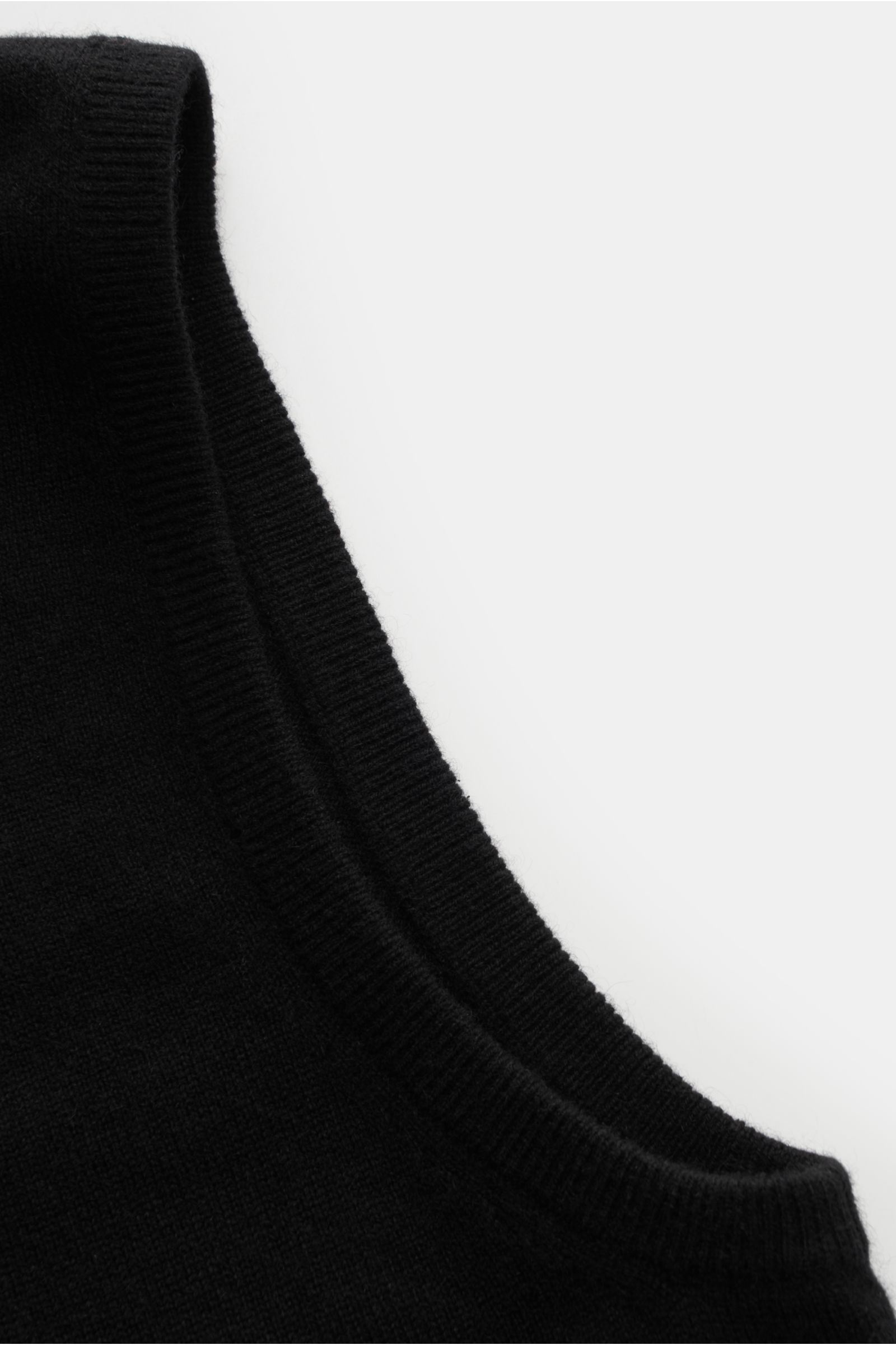 Close-up angled view of the von Braun Cashmere sweater vest black showing fine knit texture and elasticated ribbed bands around the armhole.

Soft layering piece: This VON BRAUN sweater vest is made of pure Mongolian cashmere to create a very soft, war