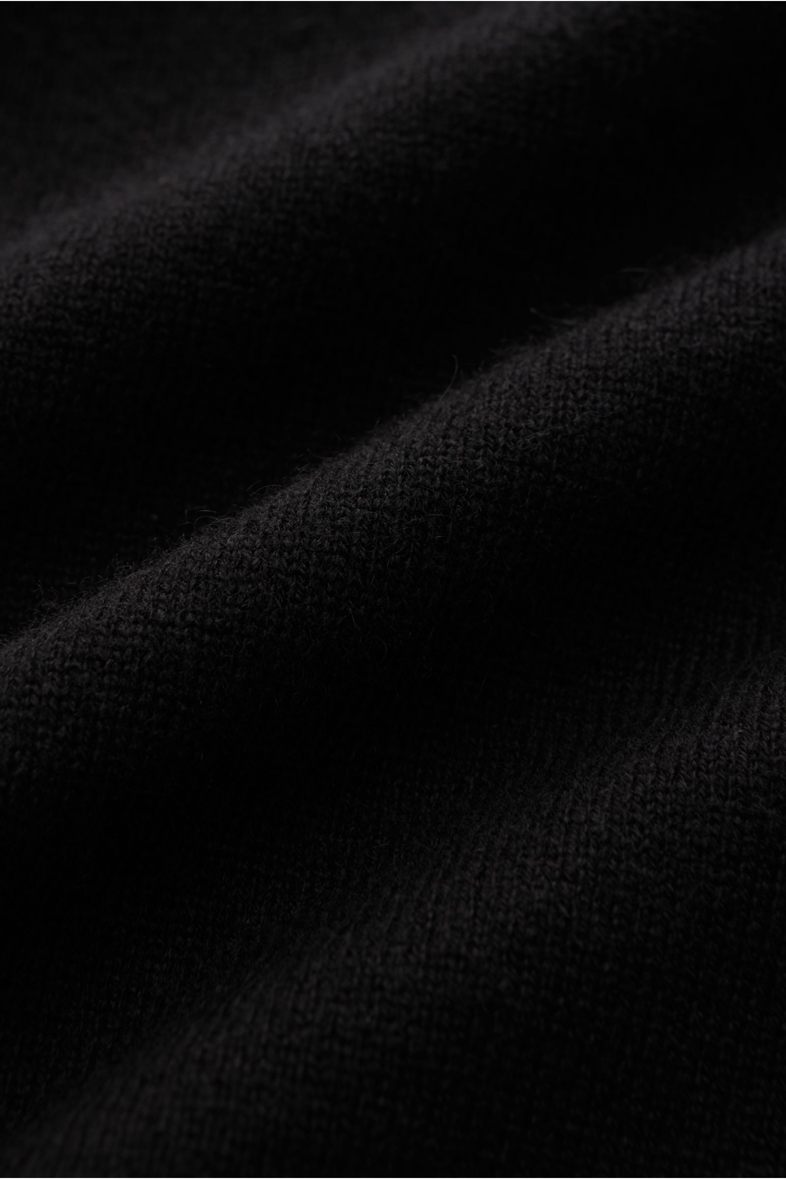 Close-up detail of the fine knit texture of the von Braun Cashmere sweater vest black, photographed from a side angle to highlight fabric softness. 

Soft layering piece: This VON BRAUN sweater vest is made of pure Mongolian cashmere to create a very s
