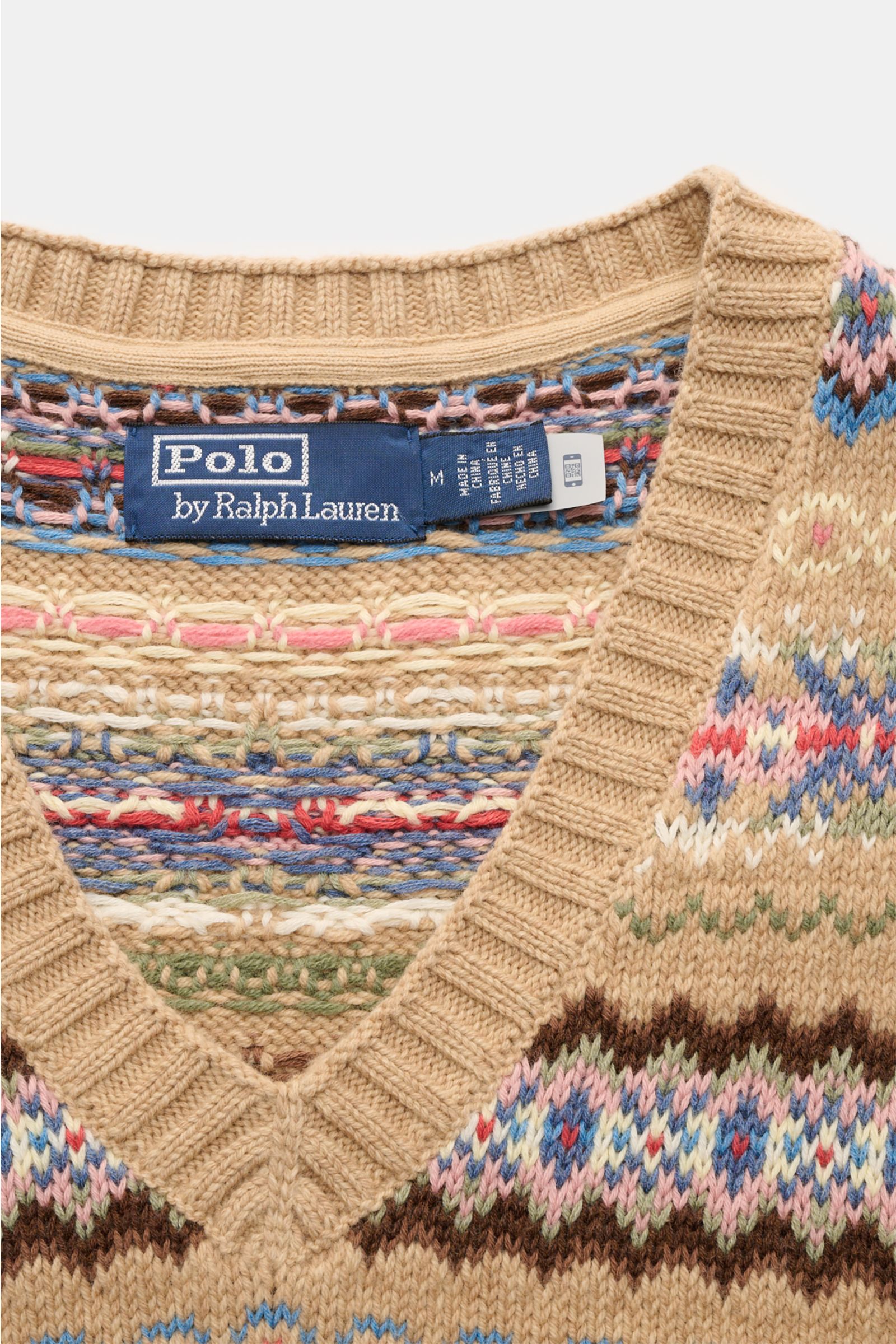 Polo Ralph Lauren Pullunder beige gemustert, V-Ausschnitt, mittelfeines Strickbild mit Musterstrick, Baumwoll-Woll-Mix, weicher Griff, elastische Rippbündchen, Slim Fit, Detailaufnahme von oben.