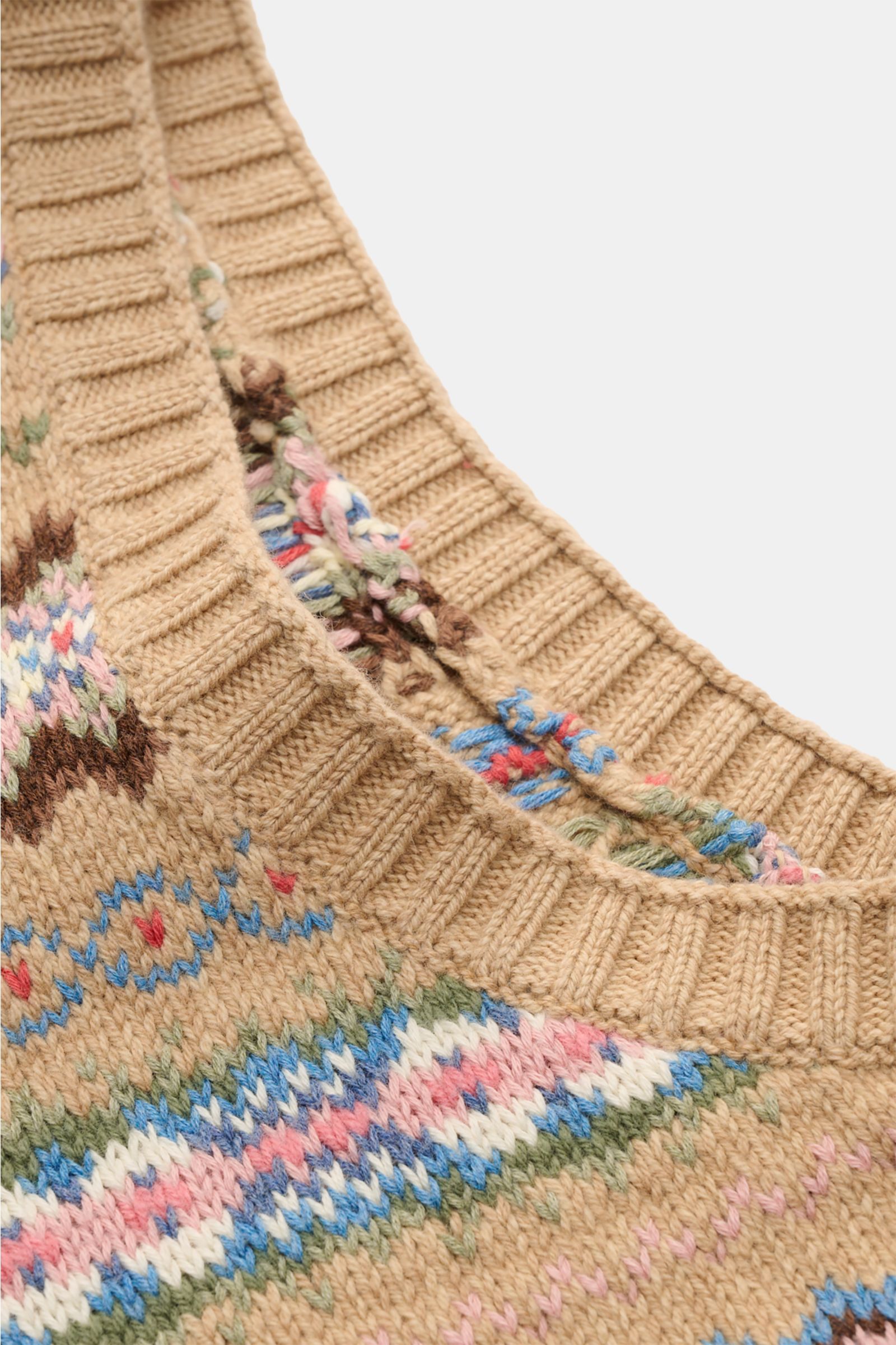 Beige gemusterter Polo Ralph Lauren Pullunder aus Baumwoll-Woll-Mix mit weichem Griff, mittelfeinem Musterstrick, V-Ausschnitt und elastischen Rippbündchen, Nahaufnahme von oben.