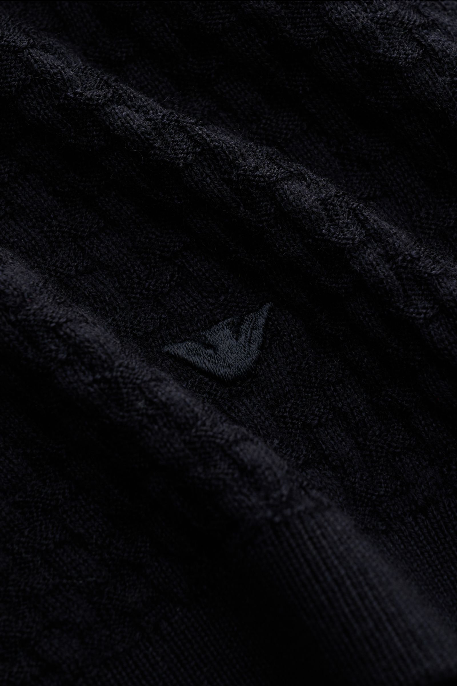 Close-up of the textured knit and woven label of the Emporio Armani Short sleeve jumper navy, photographed from a top-down perspective.

Versatile companion: This lightweight short sleeve jumper in pure virgin wool by EMPORIO ARMANI has a subtle textur
