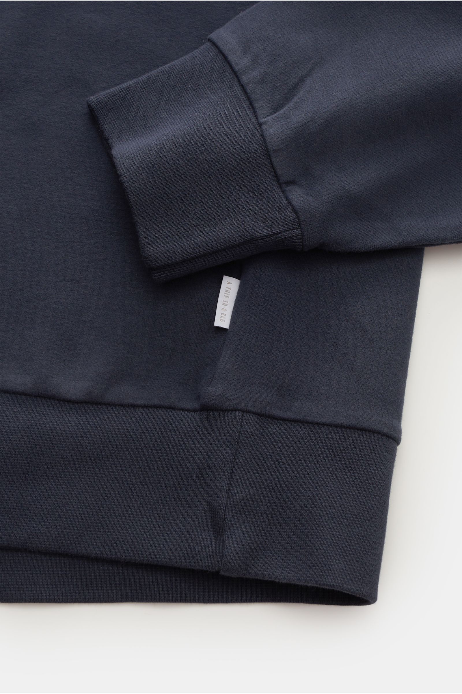 04651/ A trip in a bag Rundhals-Sweatshirt graublau