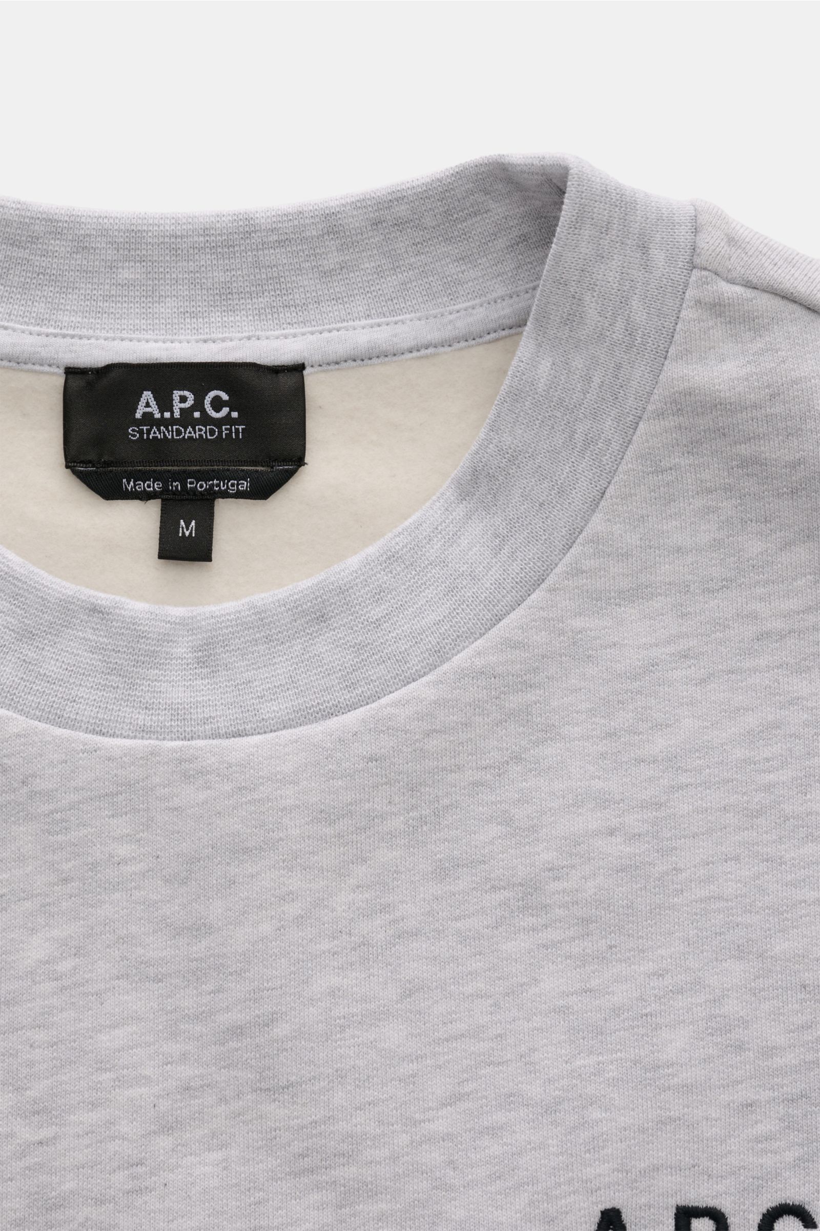 A.P.C. Rundhals-Sweatshirt 'Standard Rue Madame' hellgrau meliert, minimalistisch, Slim Fit, weicher Griff, Rundhalsausschnitt, Logo-Stitching, frontal nah aufgenommen.