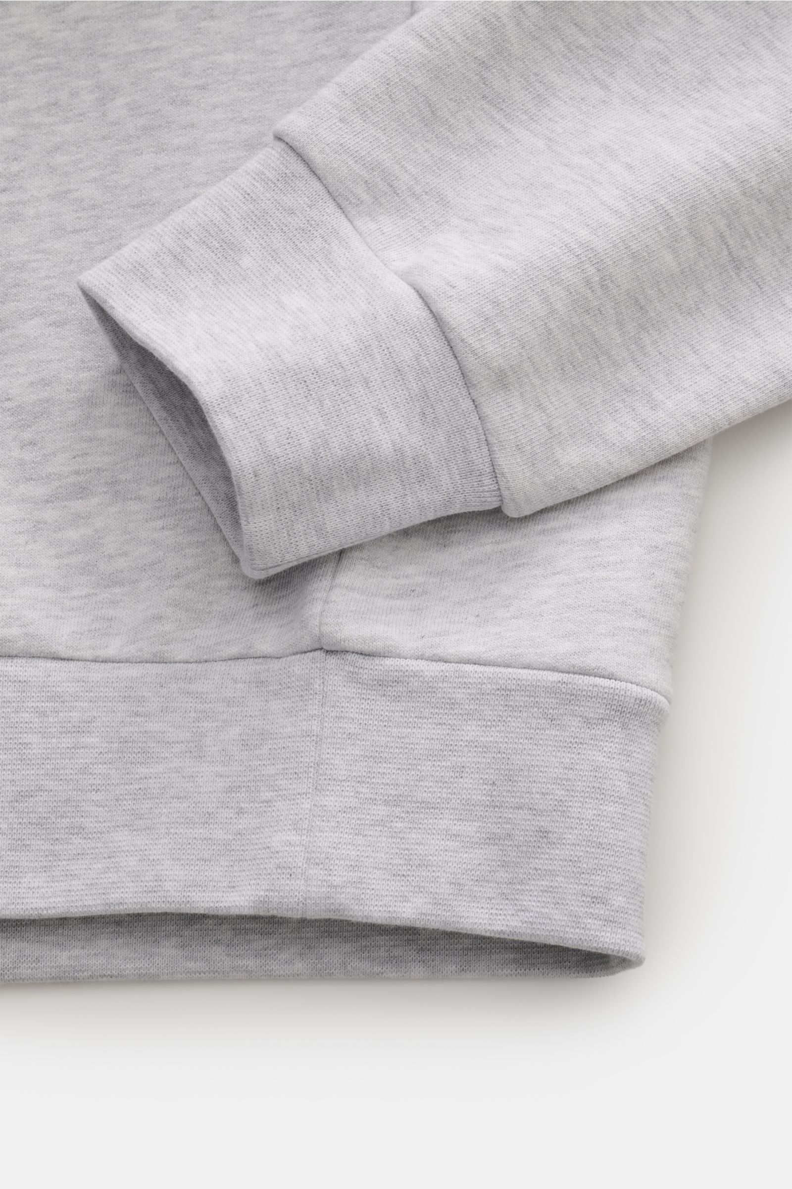 A.P.C. Rundhals-Sweatshirt 'Standard Rue Madame' hellgrau meliert, Detailansicht von Ärmel und Saum, leichte Baumwollqualität, Rippbündchen.