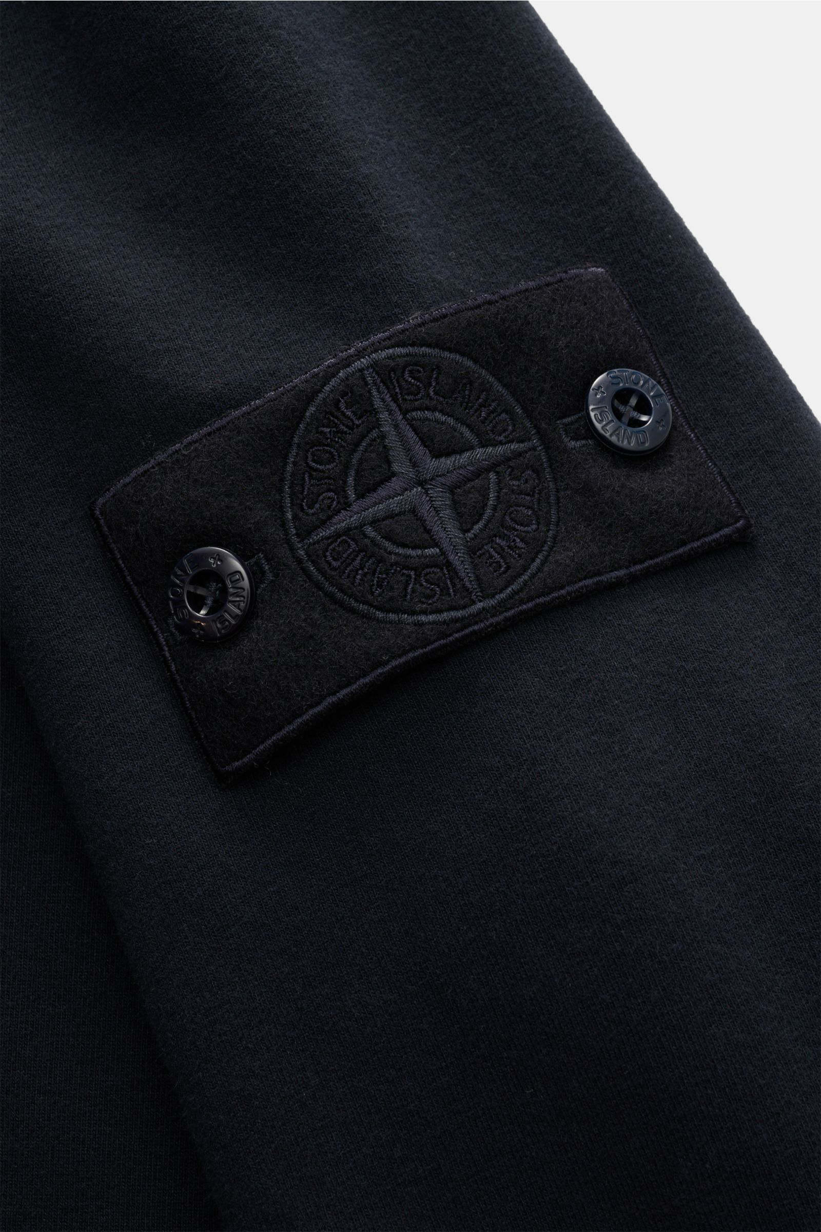 Close-up front-side view of Stone Island Rundhals-Sweatshirt 'Ghost Piece' navy showing tonal compass badge on soft, garment-dyed cotton.

Softer, innen angerauter Baumwoll-Sweat bildet die Basis für dieses legere Sweatshirt, welches STONE ISLAND als T