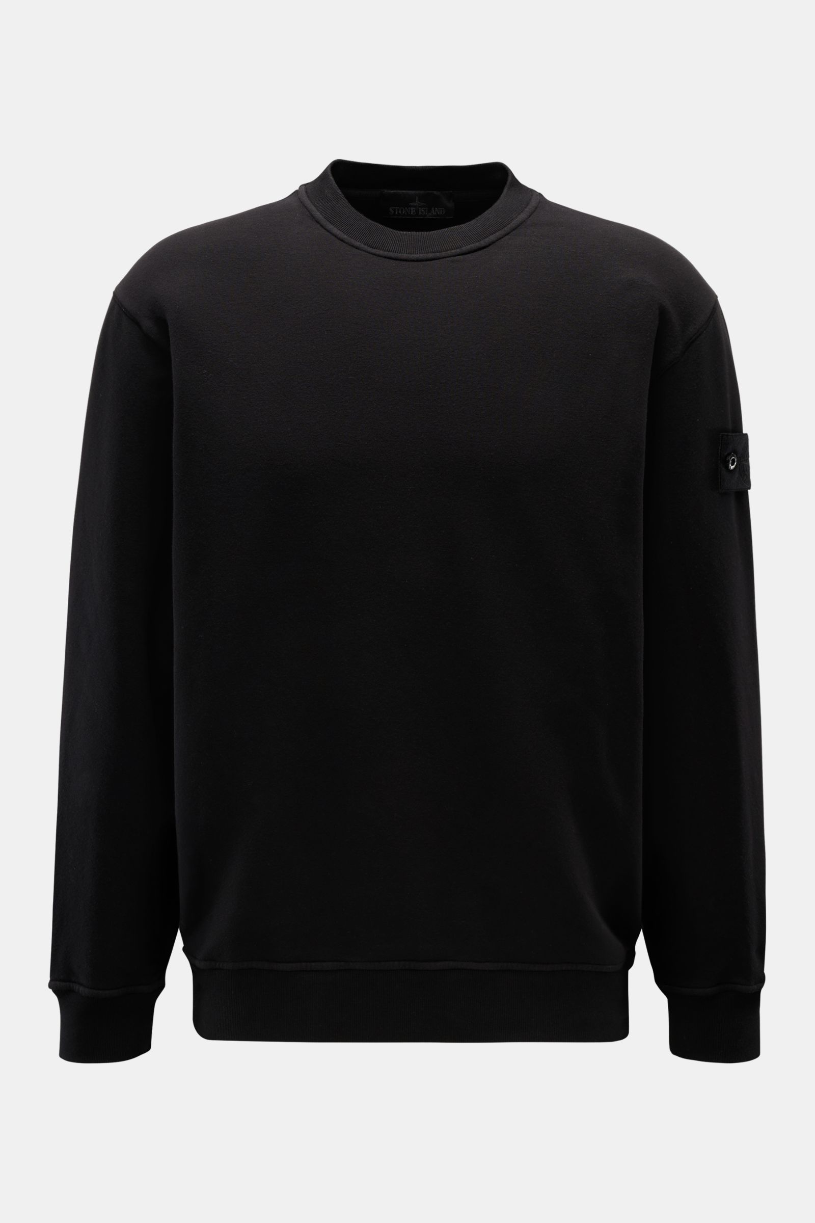 Stone Island Rundhals-Sweatshirt 'Ghost Piece' schwarz, frontale Perspektive, softer Baumwoll-Sweat mit tonalem Kompass-Badge, elastisch, garment dyed, Rippbündchen.