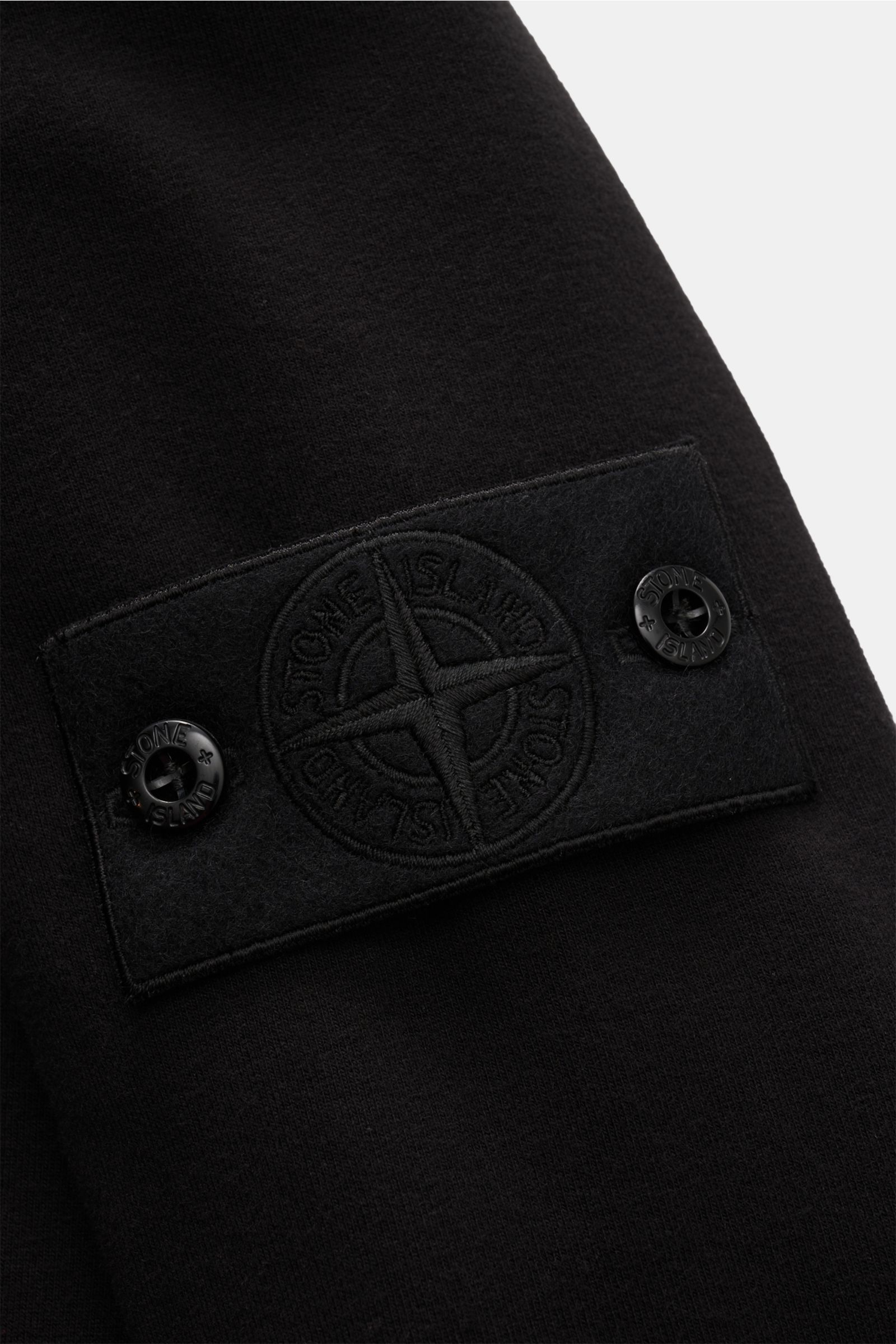 Stone Island Rundhals-Sweatshirt 'Ghost Piece' schwarz, Detailaufnahme tonales Kompass-Badge, weicher Baumwoll-Sweat, innen angeraut.