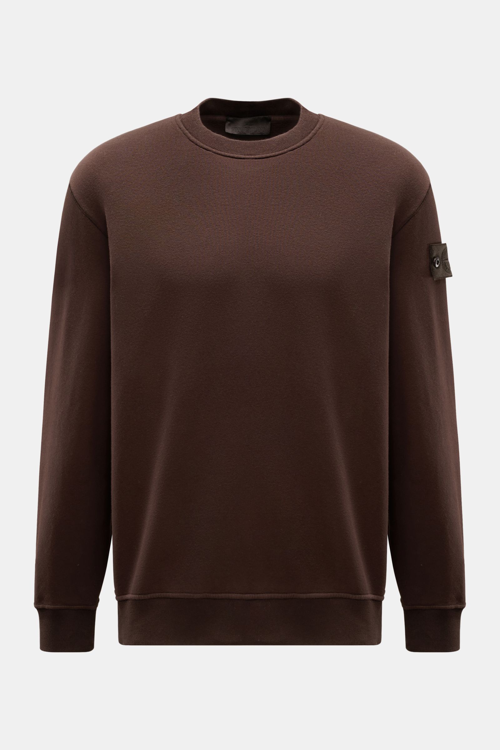 Stone Island Rundhals-Sweatshirt 'Ghost Piece' dunkelbraun, frontale Ansicht, weicher, innen angerauter Baumwoll-Sweat mit tonalem Kompass-Badge, Rippbündchen, Regular Fit.