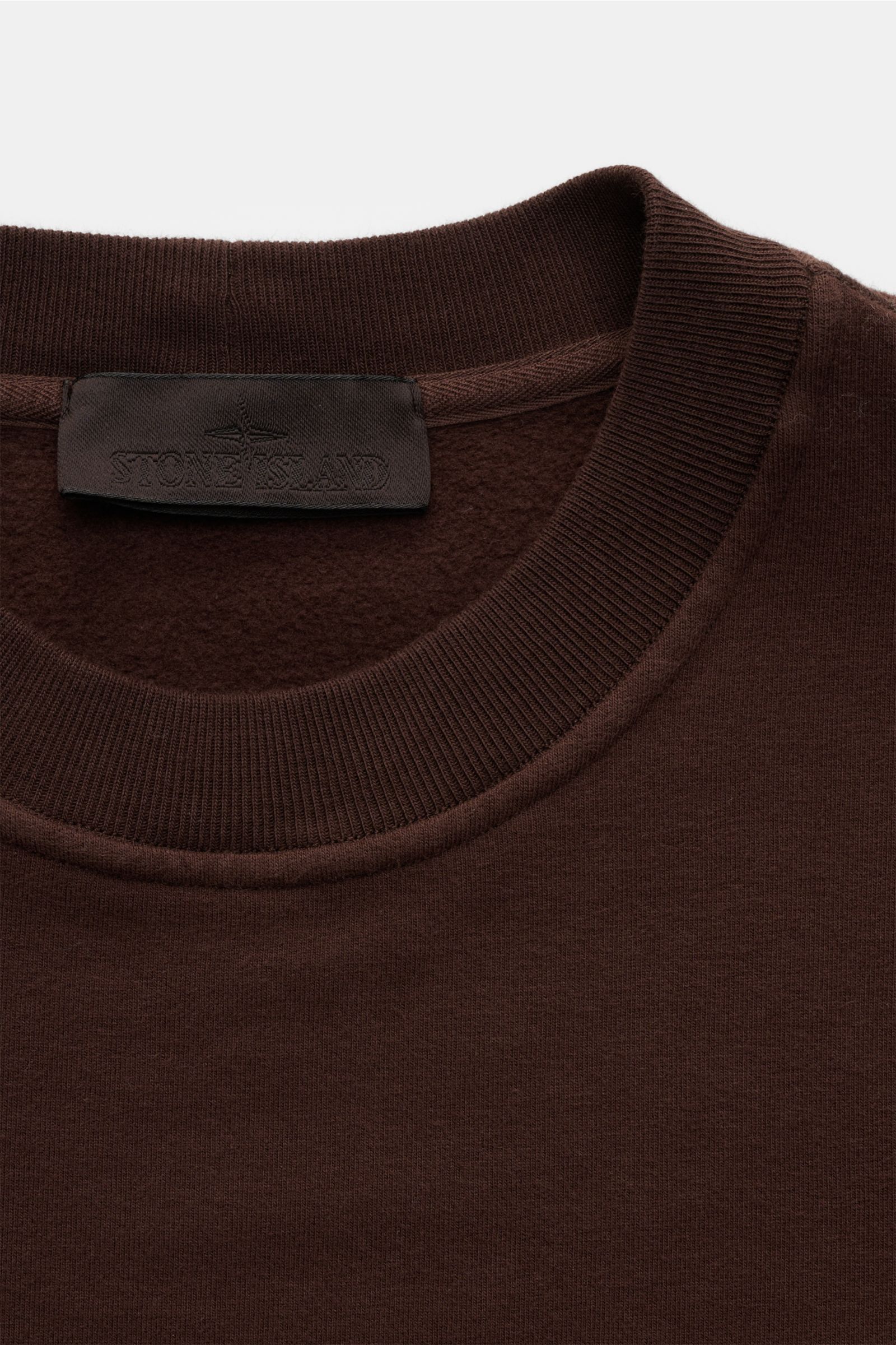 Stone Island Rundhals-Sweatshirt 'Ghost Piece' dunkelbraun, nah, weicher innen angerauter Baumwoll-Sweat, tonales Kompass-Badge, Rippbündchen, Regular Fit.