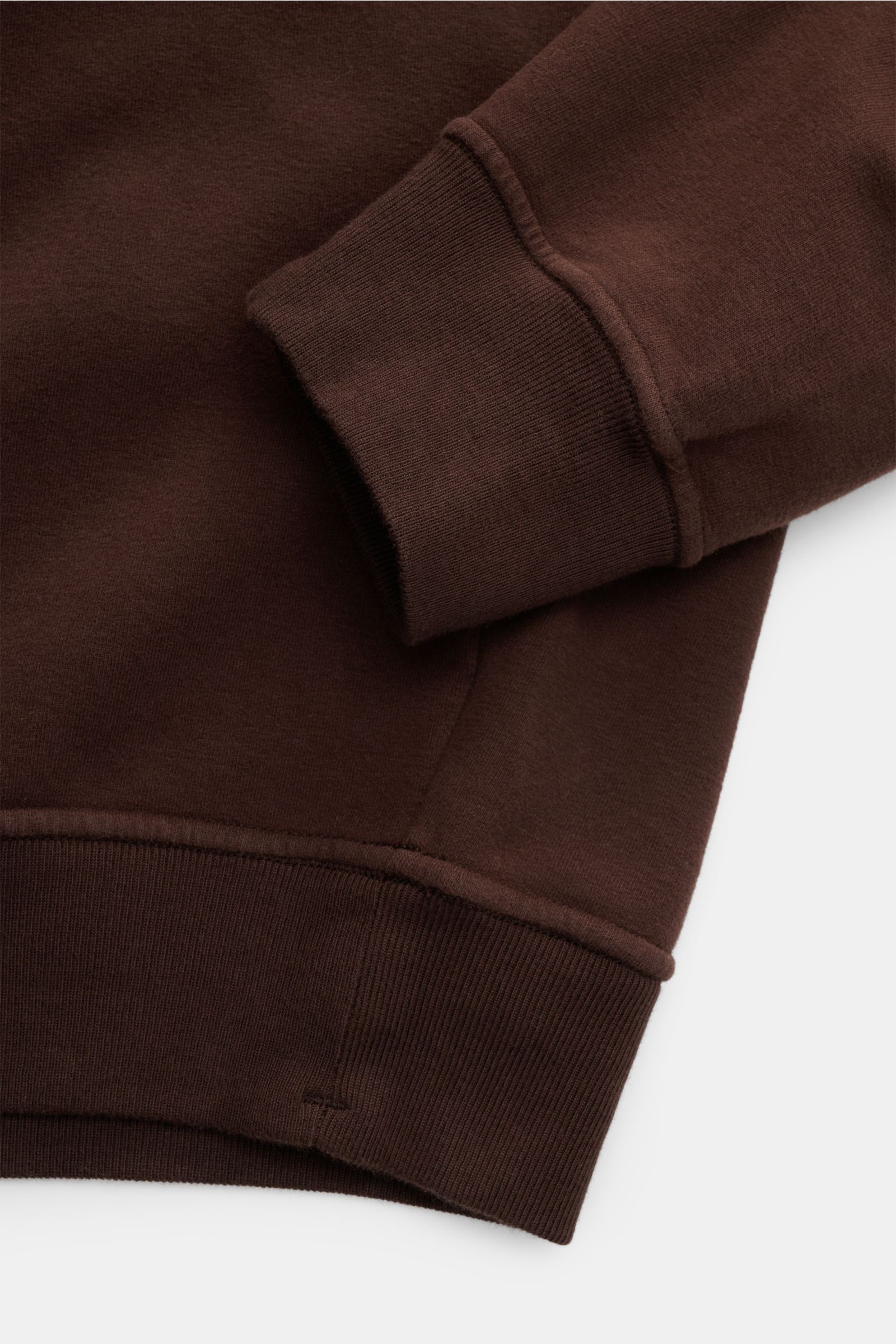 Stone Island Rundhals-Sweatshirt 'Ghost Piece' dunkelbraun, Detailfoto von Ärmel und Bund, weicher Baumwoll-Sweat, tonales Kompass-Badge, garment dyed, komfortable Rippbündchen, innen angeraut.