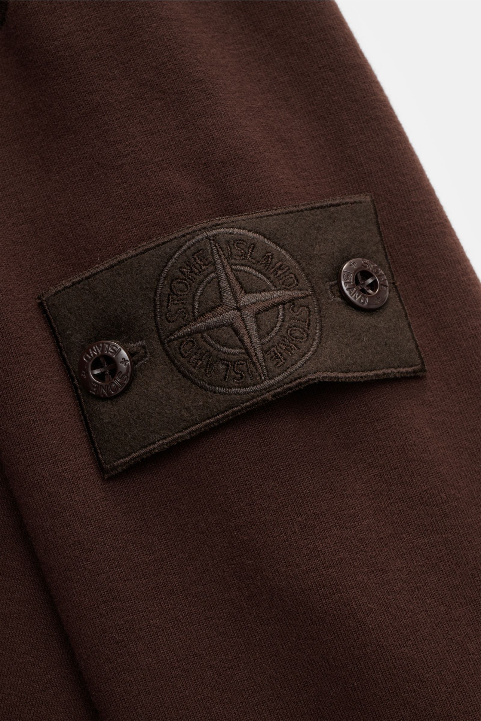 Stone Island Rundhals-Sweatshirt 'Ghost Piece' dunkelbraun, Detailansicht des tonalen Kompass-Badges aus softem, innen angerautem Baumwoll-Sweat.
