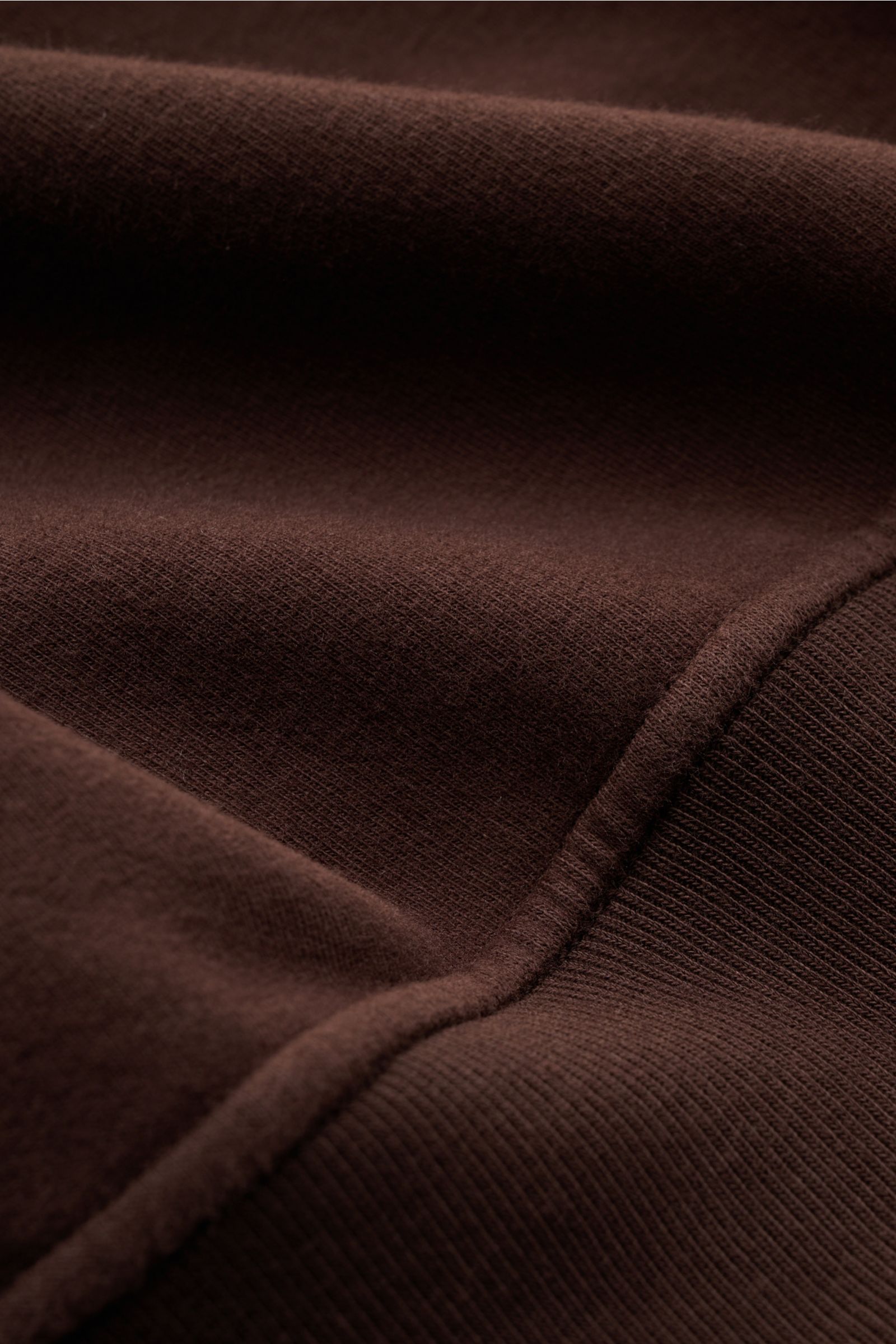 Stone Island Rundhals-Sweatshirt 'Ghost Piece' dunkelbraun, Nahaufnahme von innen, weicher, angerauter Baumwoll-Sweat mit tonalem Kompass-Badge.