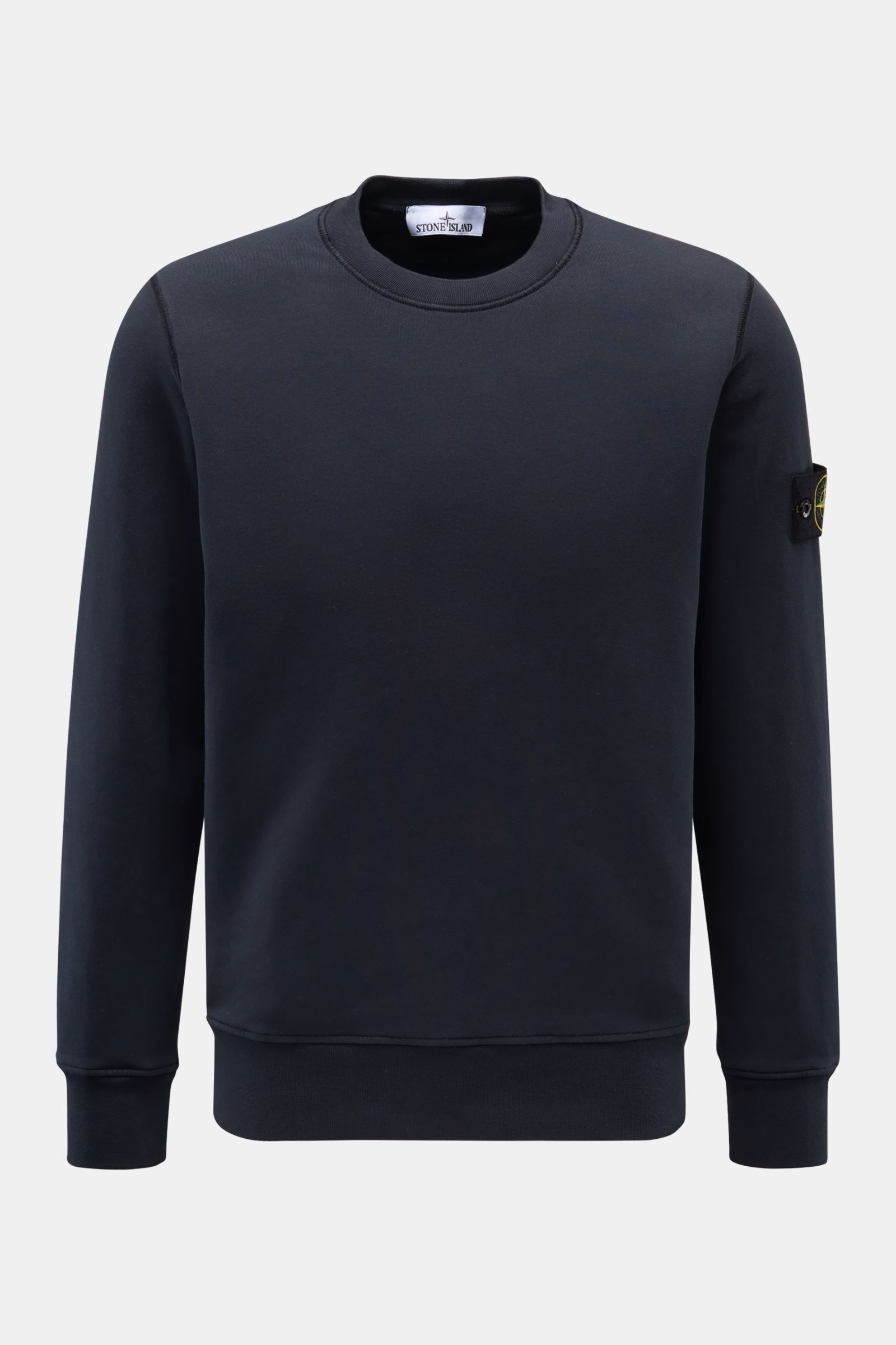 Stone Island Rundhals-Sweatshirt navy, Slim Fit, garment dyed, aus reiner Baumwolle, frontal fotografiert, mit Kompass-Badge am Ärmel.
