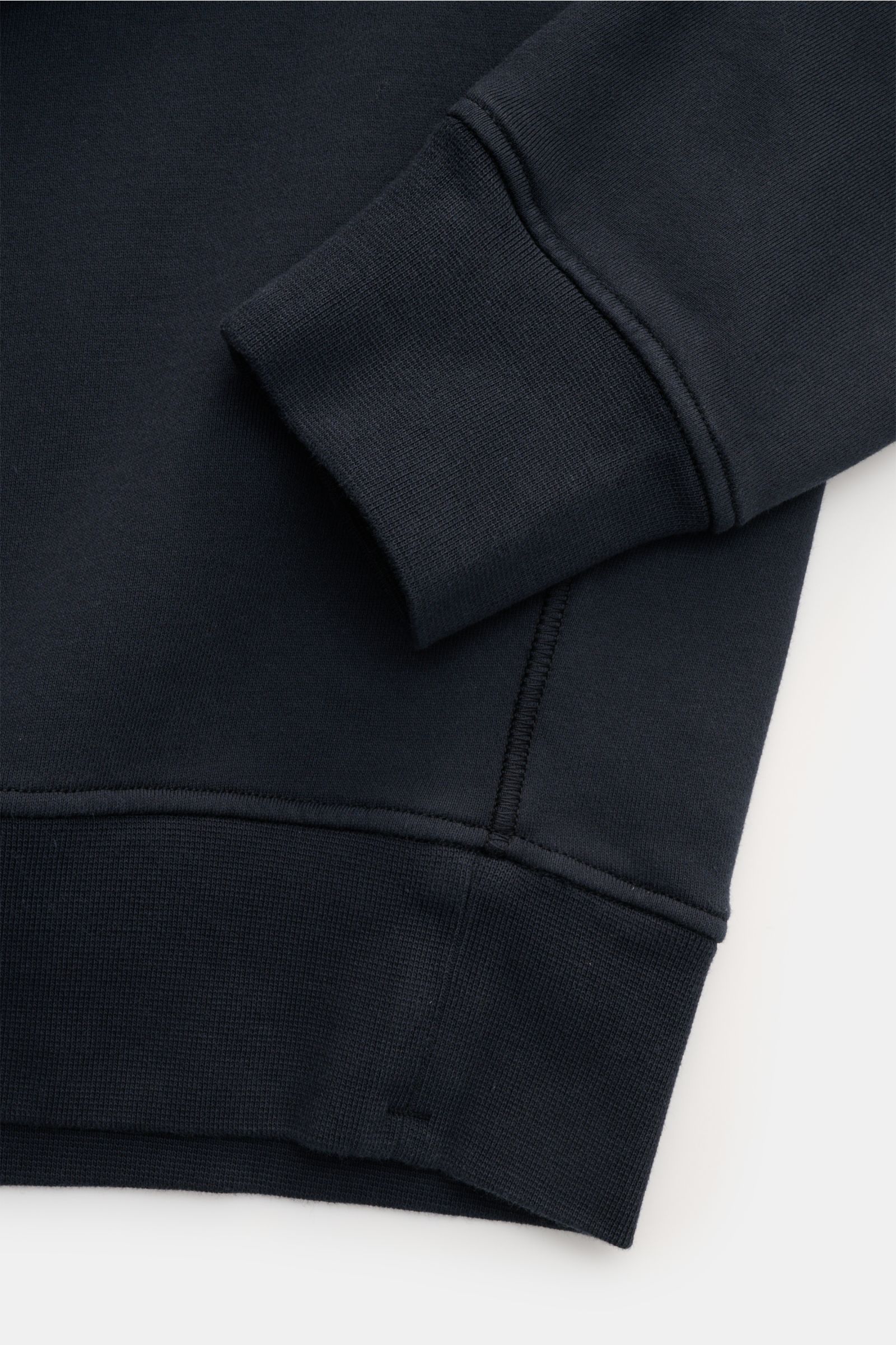 Stone Island Rundhals-Sweatshirt navy, Detailaufnahme von Ärmel und Saum, Slim Fit, garment dyed Baumwolle, weiche Rippbündchen.