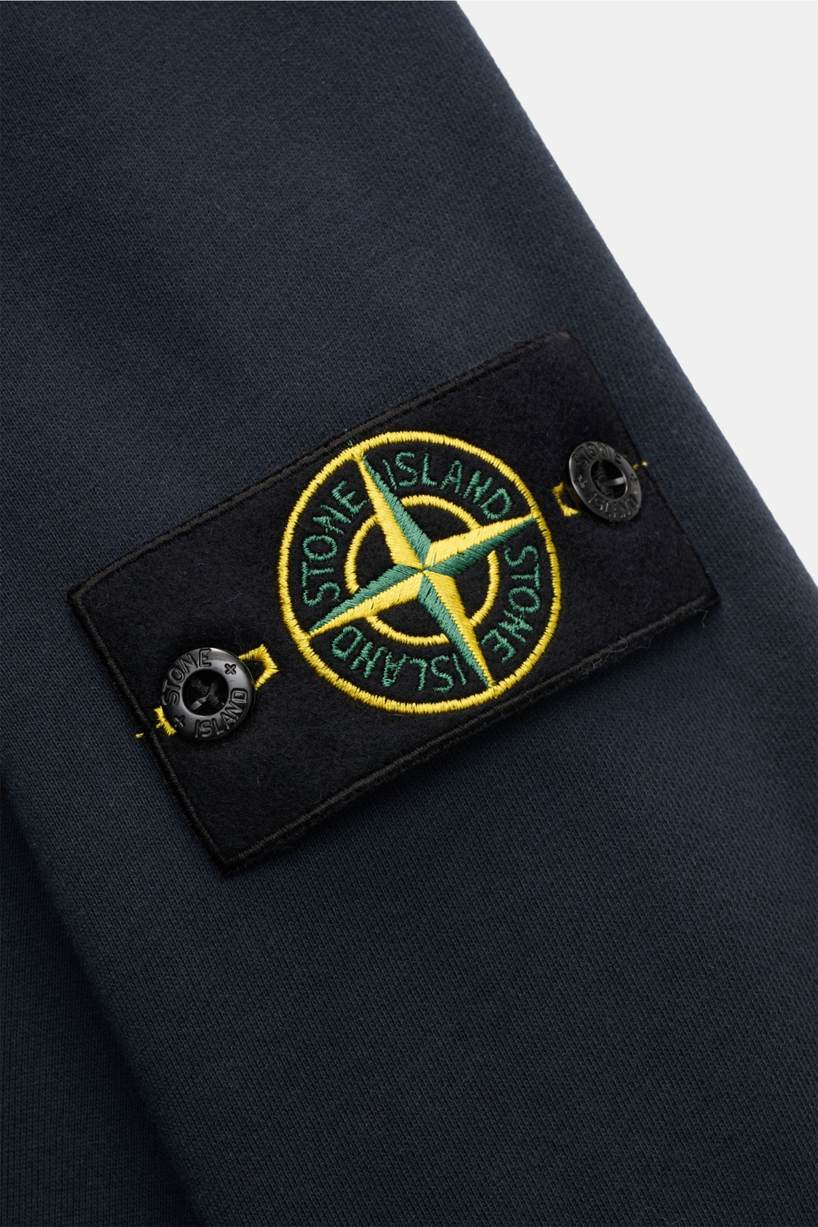 Stone Island Rundhals-Sweatshirt navy, Detailaufnahme des typischen Kompass-Badges am Ärmel aus weicher, garment dyed Baumwolle.