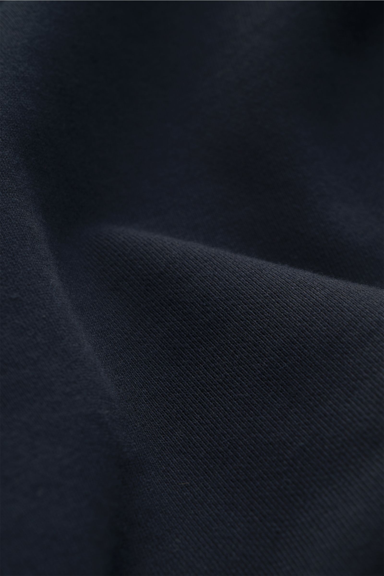 Stone Island Rundhals-Sweatshirt navy, Nahaufnahme des weichen, garment dyed Baumwollstoffs aus Slim Fit, Perspektive von vorne.