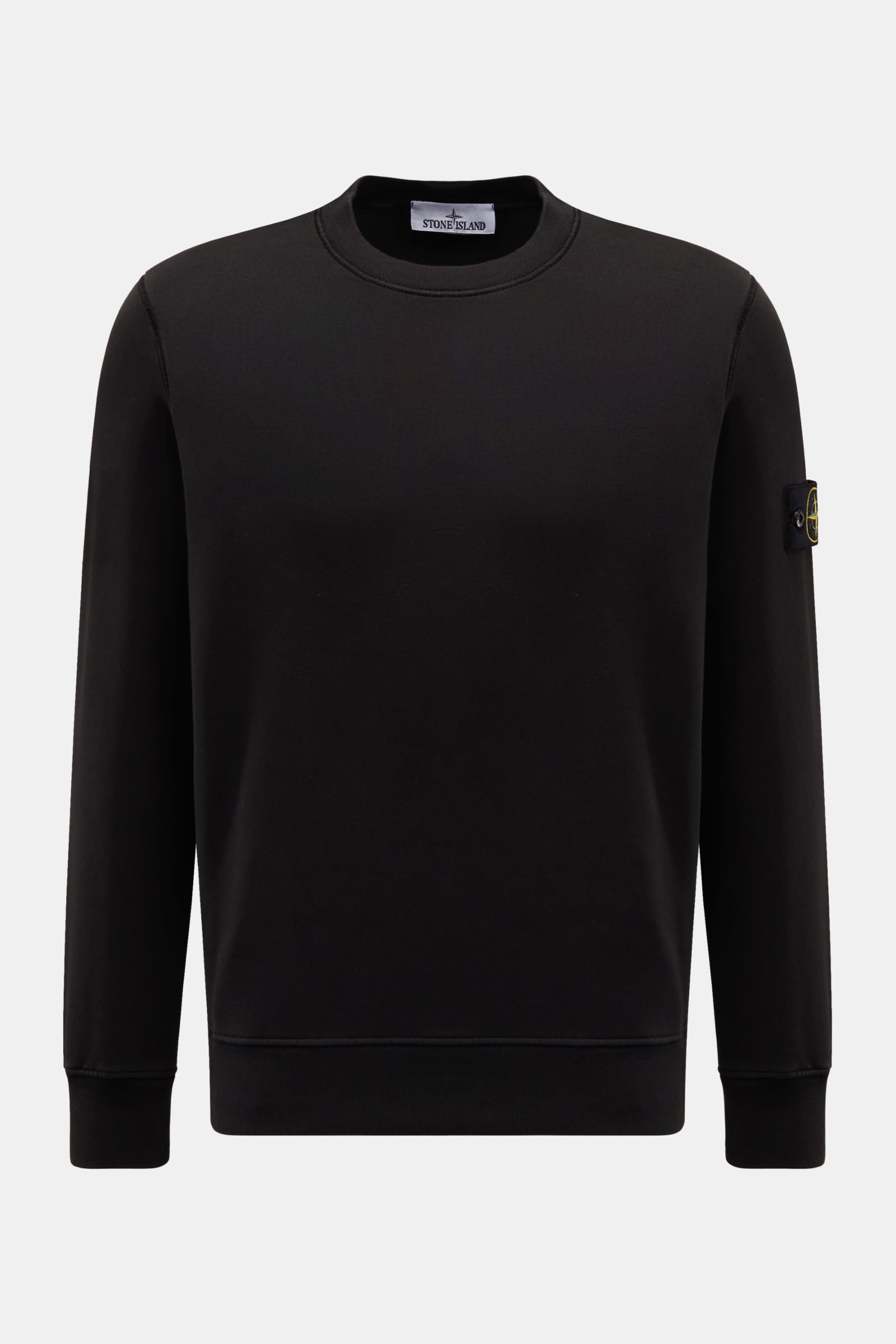 Stone Island Rundhals-Sweatshirt schwarz, Slim Fit, garment dyed Baumwolle, weicher Griff, Kompass-Badge am Ärmel, frontal fotografiert.