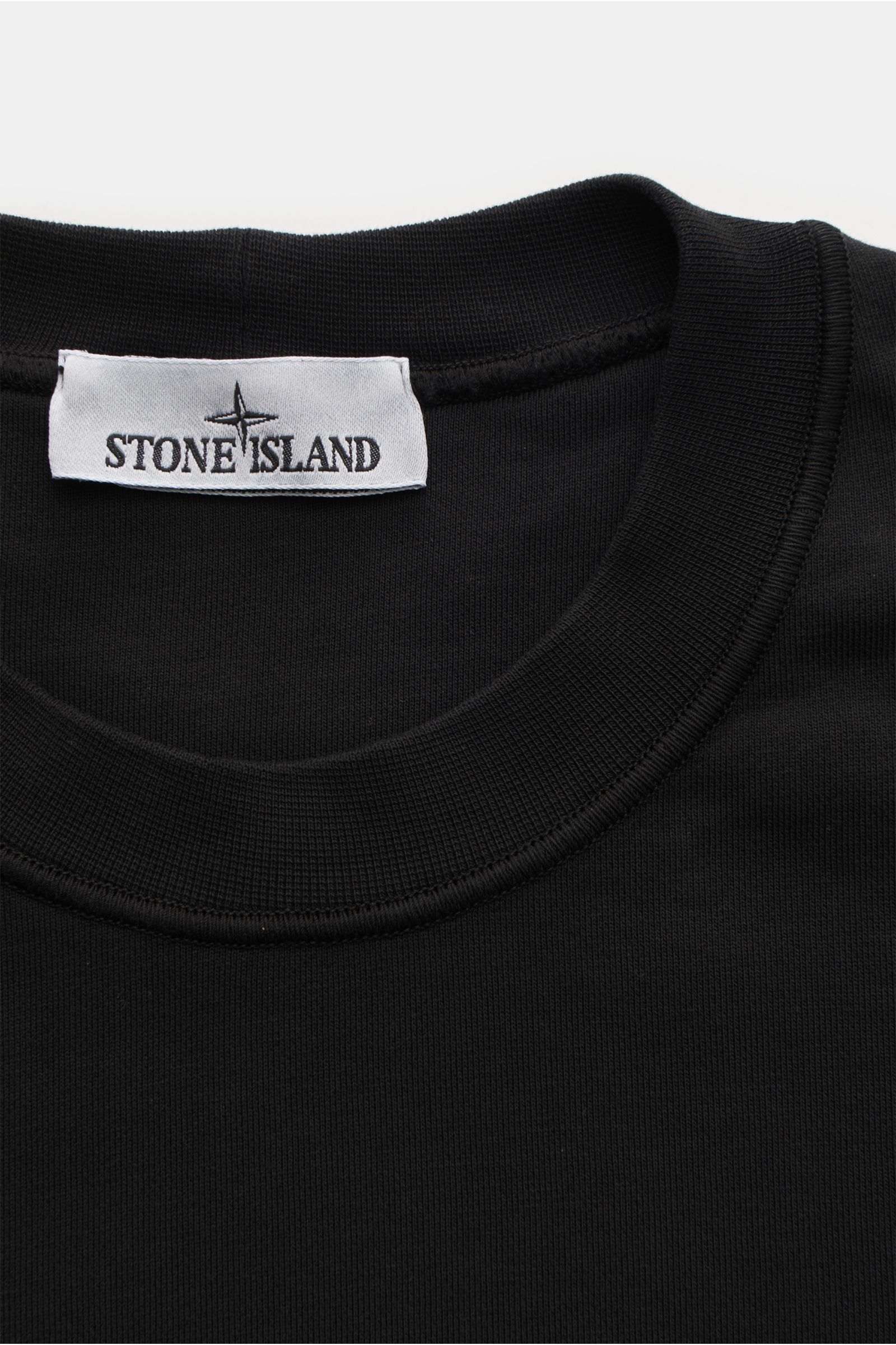Stone Island Rundhals-Sweatshirt schwarz, Slim Fit, garment dyed, weicher Griff, Rundhalsausschnitt, Detailaufnahme von oben mit Label sichtbar.
