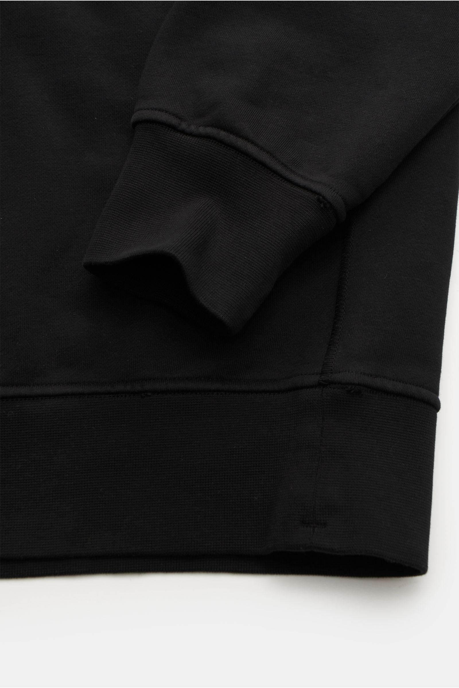 Stone Island Rundhals-Sweatshirt schwarz, Detailansicht der gerippten Ärmel- und Saumbündchen aus weicher, garment dyed Baumwolle, Slim Fit.