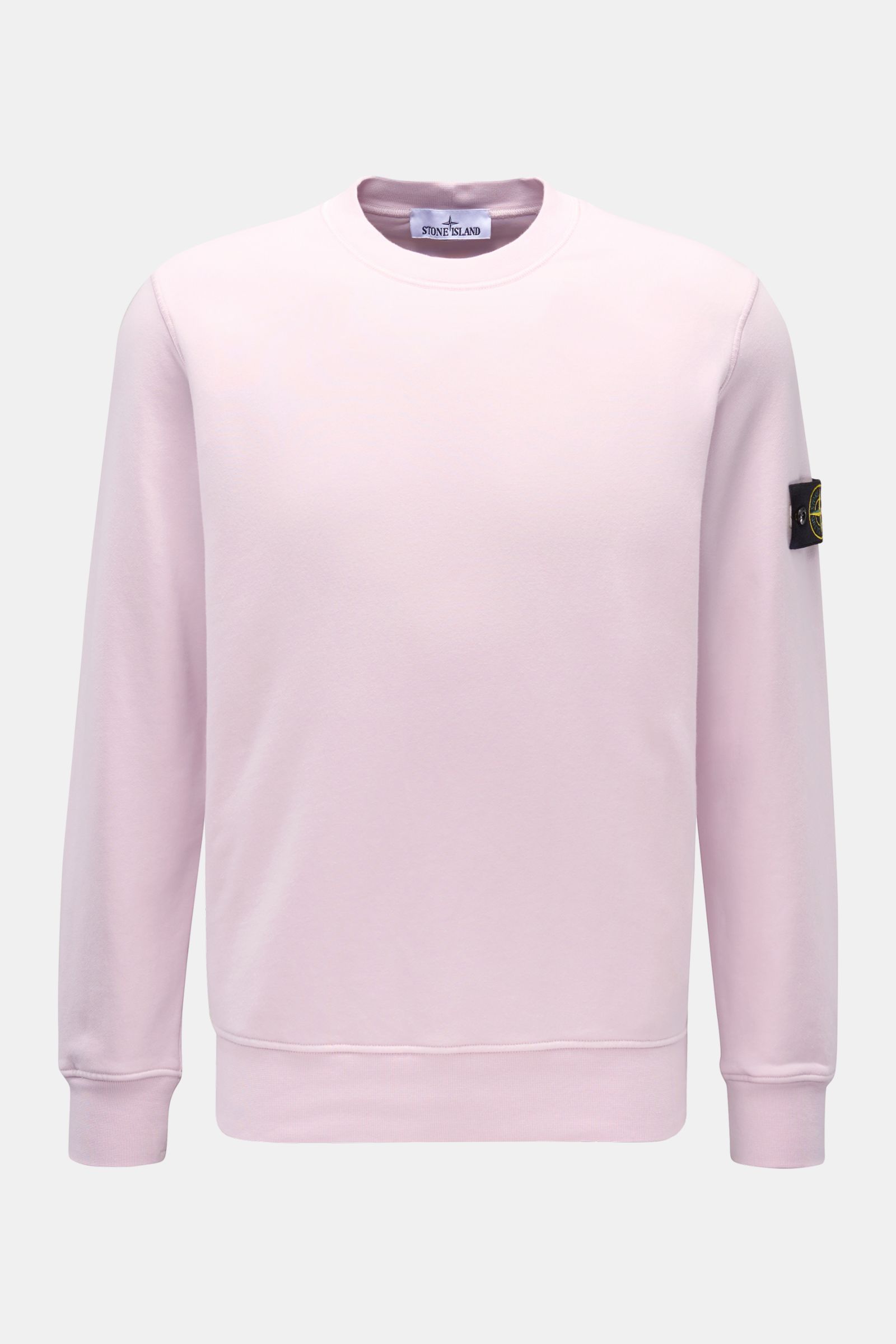 Stone Island Rundhals-Sweatshirt rosé, frontale Aufnahme, Sweat aus reiner Baumwolle, weicher Griff, markante Nahtverarbeitung, garment dyed, Slim Fit, Rundhalsausschnitt, typisches Kompass-Badge am Ärmel, komfortable Rippbündchen.
