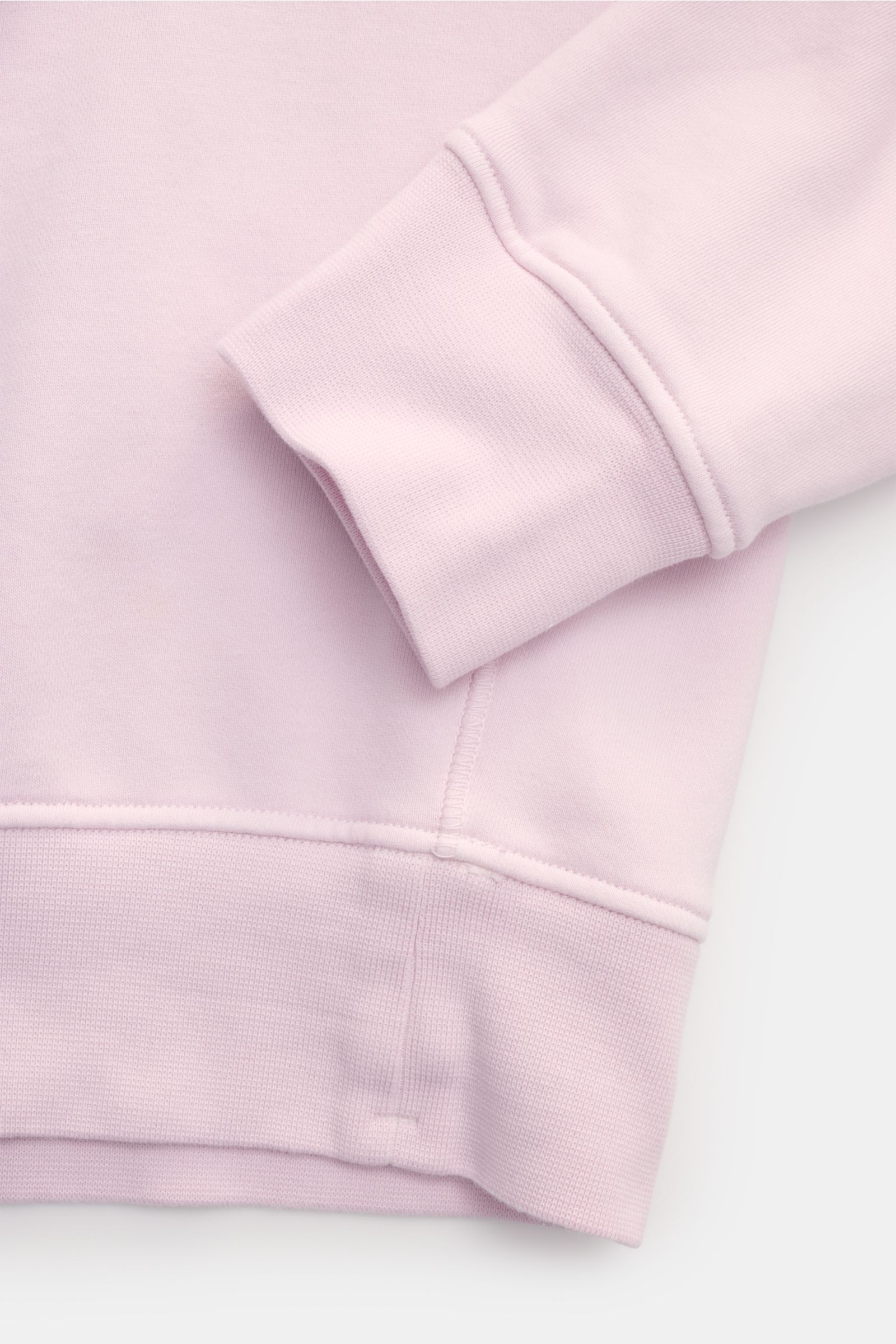 Stone Island Rundhals-Sweatshirt rosé, Detailaufnahme von Ärmel und Saum, Sweat aus reiner Baumwolle, weicher Griff, Slim Fit, garment dyed, markante Nahtverarbeitung, typisches Kompass-Badge, komfortable Rippbündchen, Rundhalsausschnitt.
