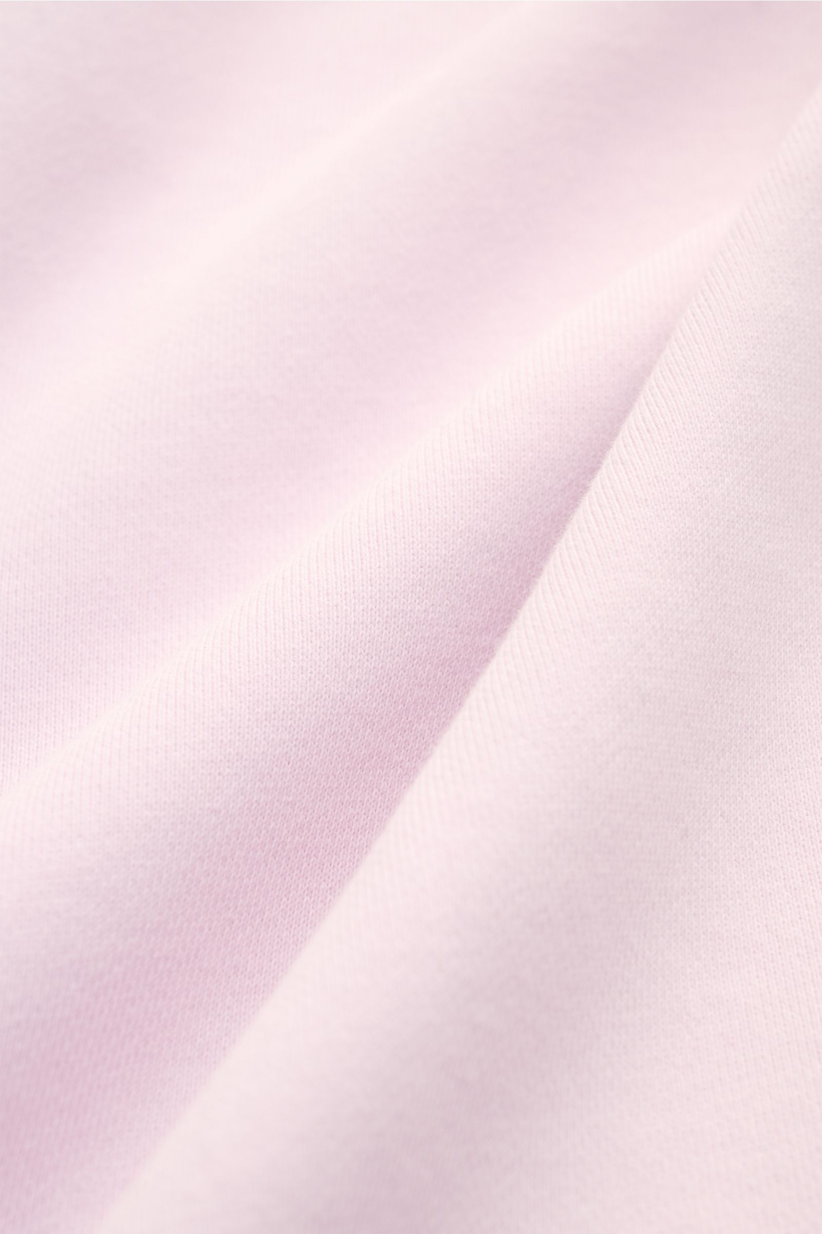 Stone Island Rundhals-Sweatshirt rosé aus reiner Baumwolle, weicher Griff, Slim Fit, garment dyed, mit markanter Naht, Kompass-Badge, Rippbündchen, Detailaufnahme.