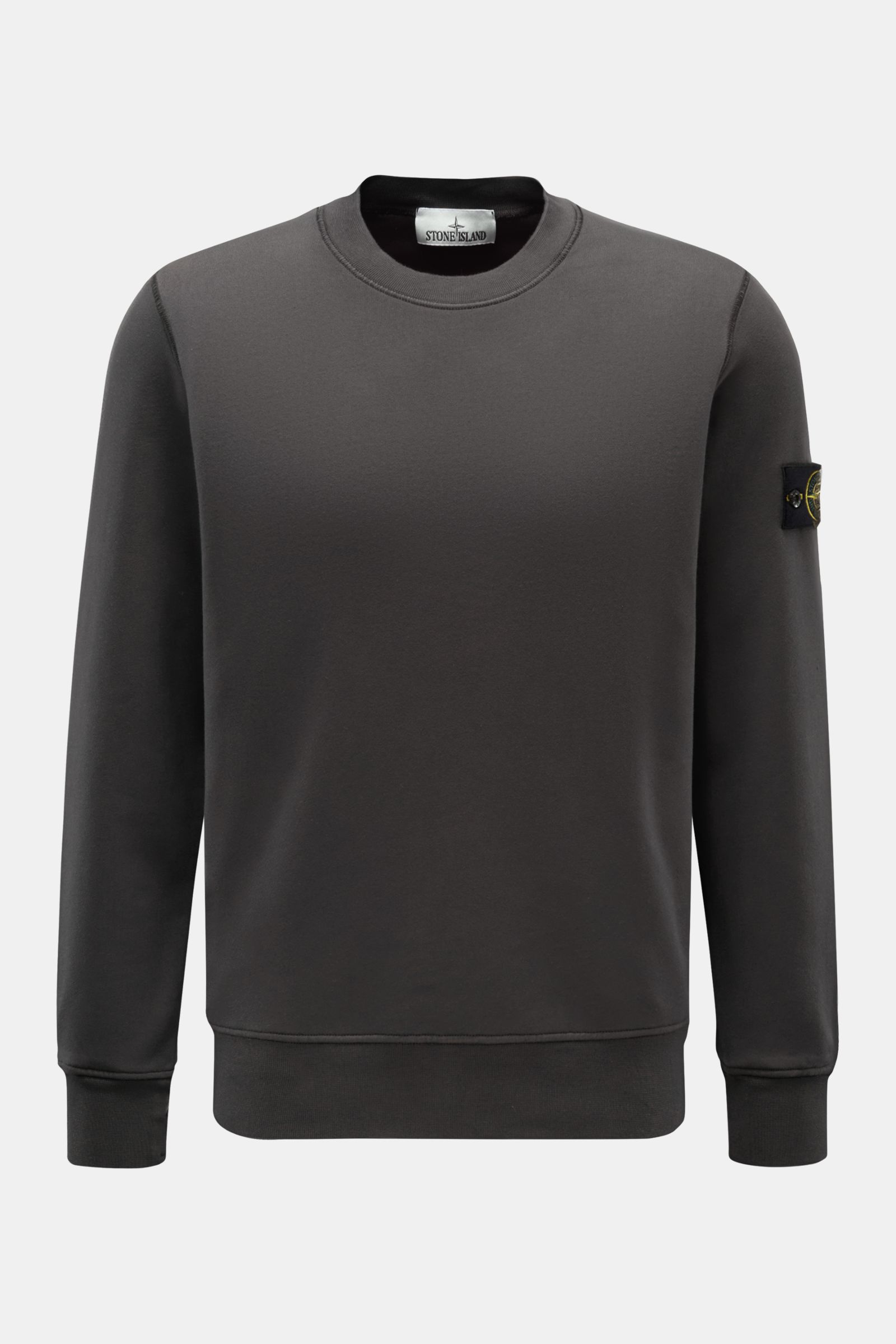 Stone Island Rundhals-Sweatshirt dunkelgrau, frontal fotografiert, Sweat aus reiner Baumwolle, weicher Griff, markante Nahtverarbeitung, garment dyed, Slim Fit, Rundhalsausschnitt, typisches Kompass-Badge am Ärmel, Sweat Innenseite, komfortable Rippbündch