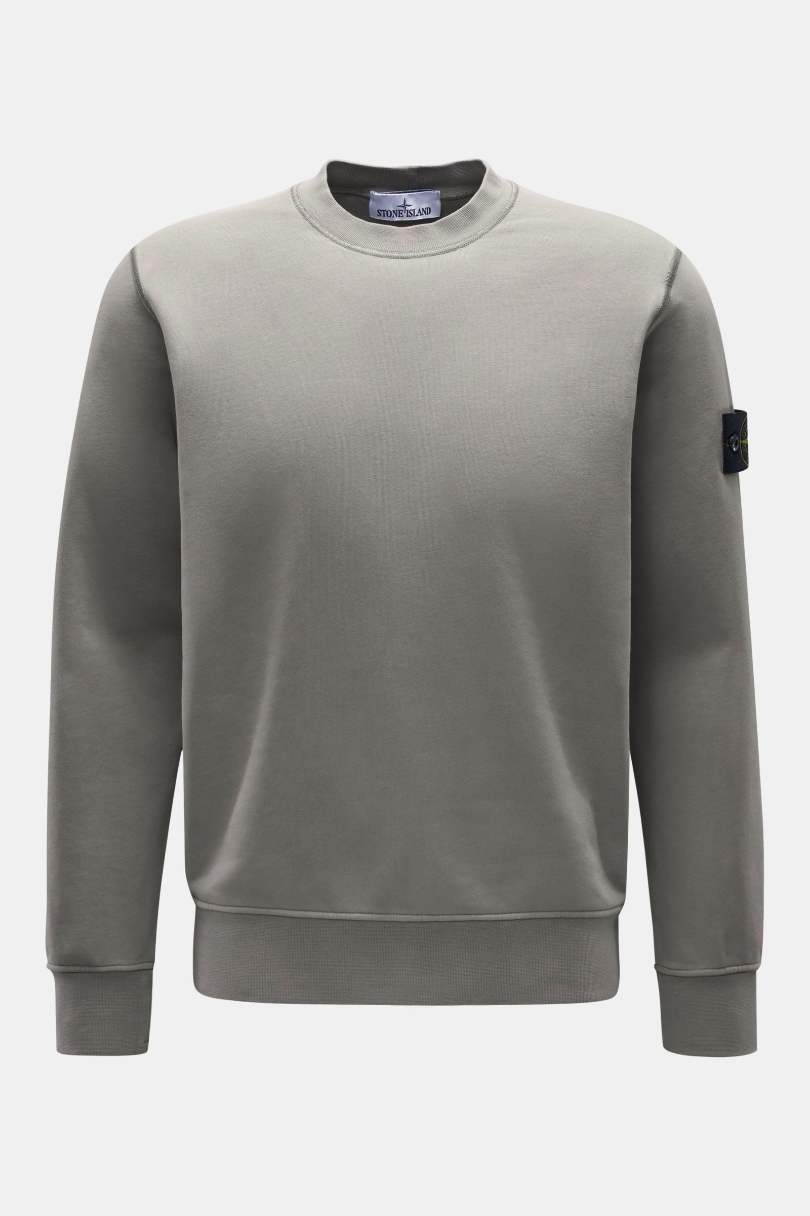 Stone Island Rundhals-Sweatshirt grau, frontal fotografiert, Sweat aus reiner Baumwolle, weicher Griff, markante Naht, garment dyed, Regular Fit, Rundhalsausschnitt, Kompass-Badge, softe Innenseite, Rippbündchen.