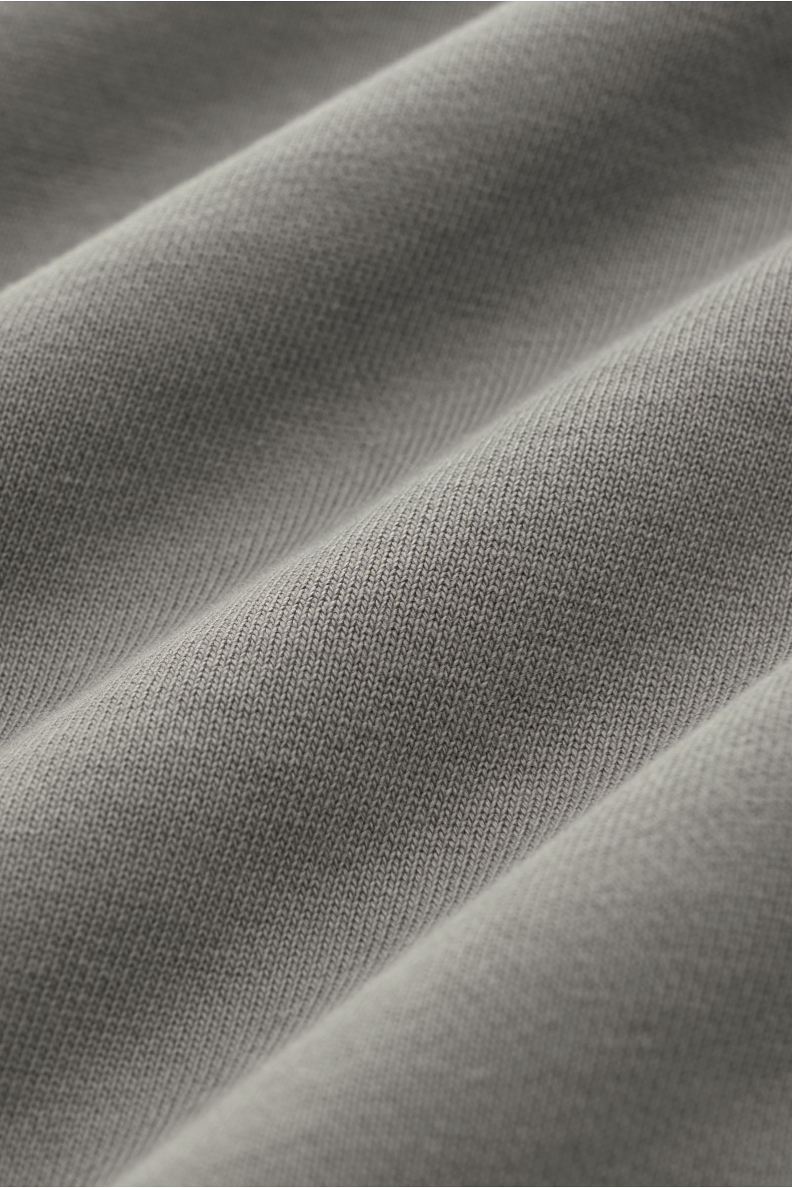 Stone Island Rundhals-Sweatshirt grau, Detailaufnahme Stoffstruktur, Sweat aus reiner Baumwolle, weicher Griff, markante Nahtverarbeitung, garment dyed, Regular Fit, Rundhalsausschnitt, typisches Kompass-Badge, softe Innenseite, komfortable Rippbündchen.