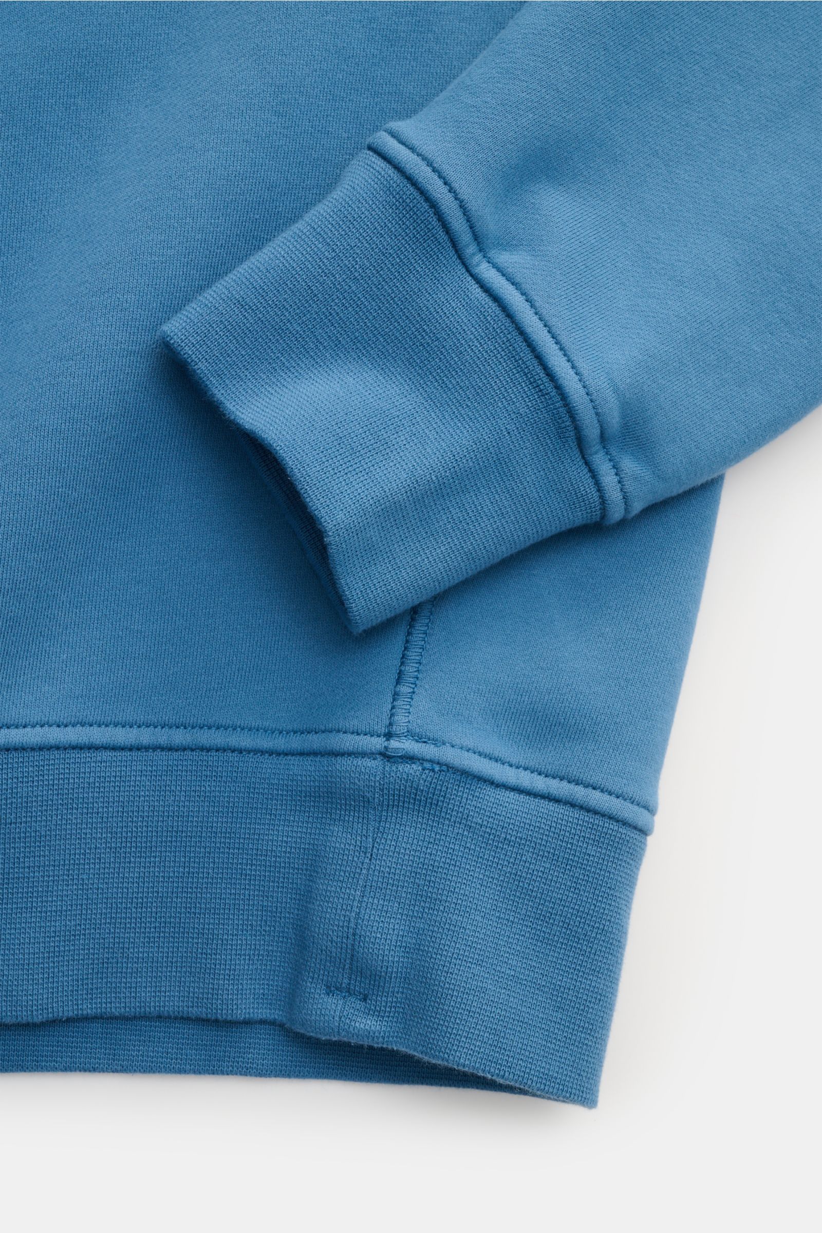 Stone Island Rundhals-Sweatshirt graublau, Nahaufnahme von Ärmel und Saum, weiche Baumwolle, garment dyed, Slim Fit, Rippbündchen.