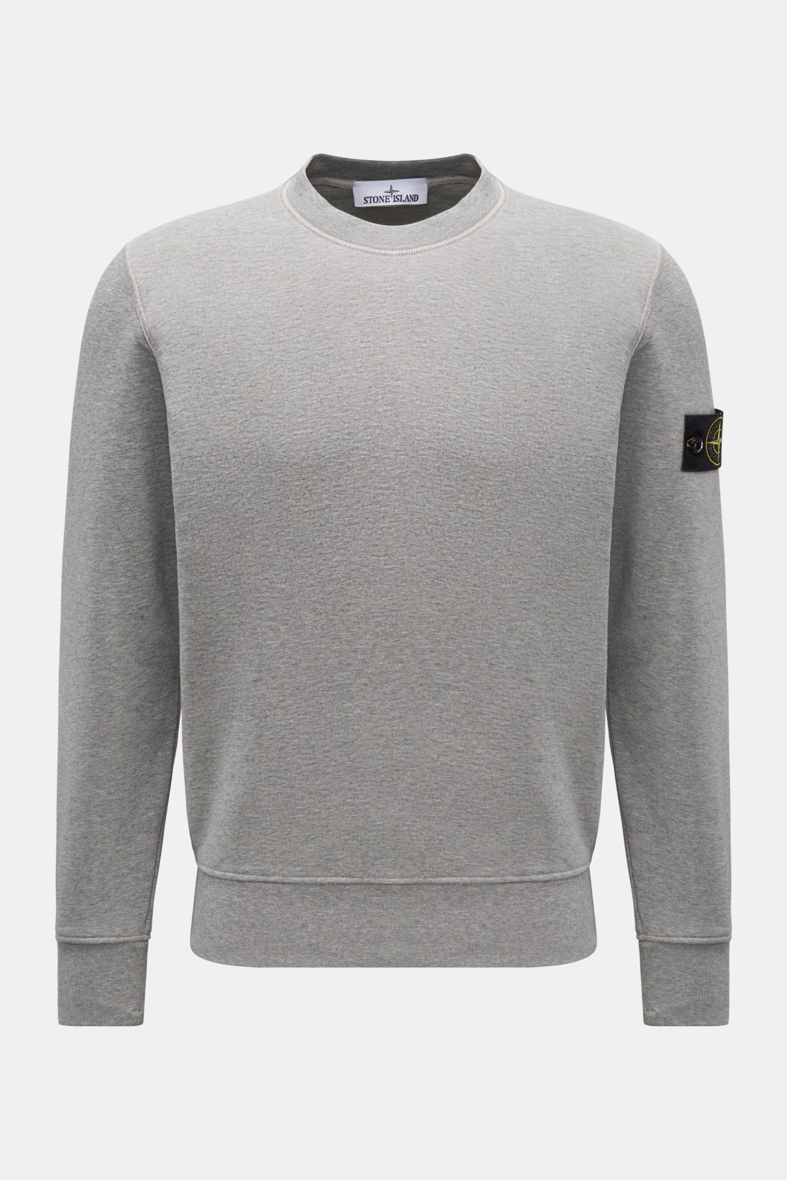 Stone Island Rundhals-Sweatshirt grau meliert, frontal fotografiert, aus reiner Baumwolle, weicher Griff, markante Nahtverarbeitung, garment dyed, Slim Fit, Rundhalsausschnitt, Kompass-Badge am Arm, Rippbündchen.
