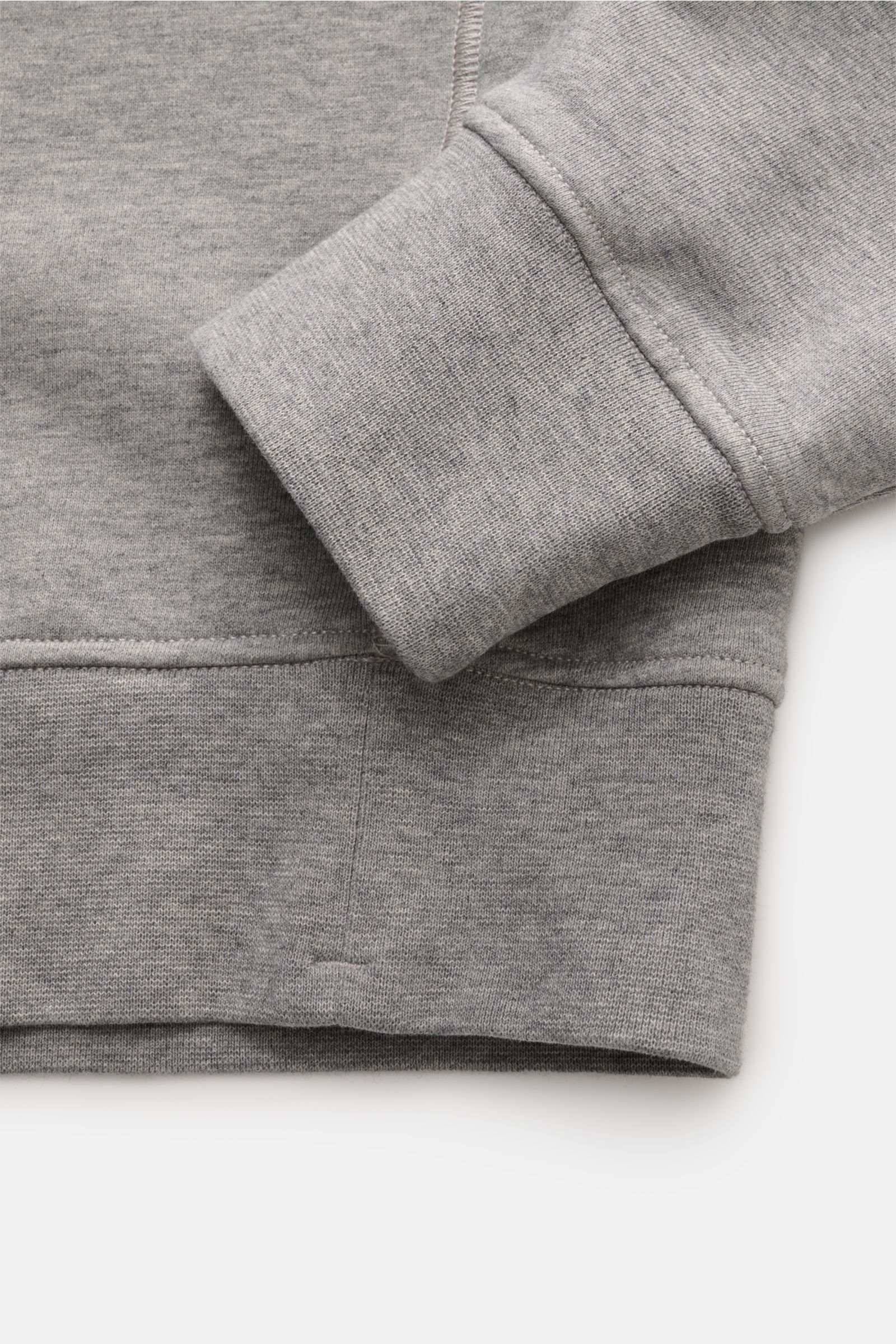 Nahaufnahme des Stone Island Rundhals-Sweatshirts grau meliert von unten mit weichem Griff, markanter Naht, Slim Fit und Kompass-Badge.