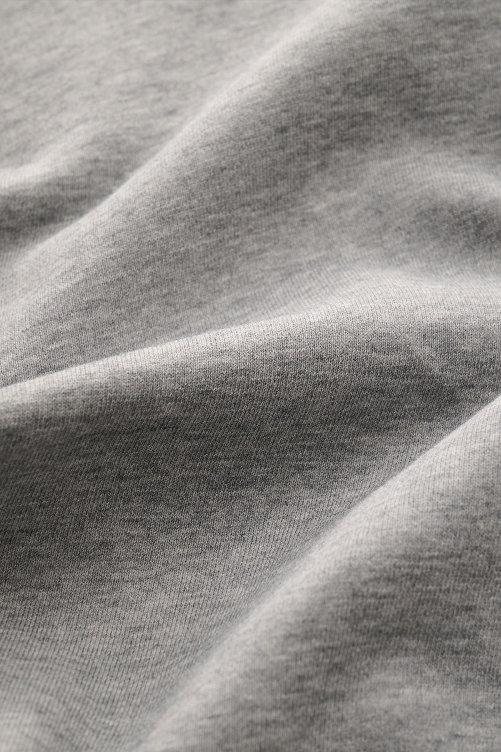 Stone Island Rundhals-Sweatshirt grau meliert, Nahaufnahme Stoffstruktur, Baumwolle, weicher Griff, markante Naht, garment dyed, Slim Fit, Rundhalsausschnitt, Kompass-Badge, Rippbündchen.