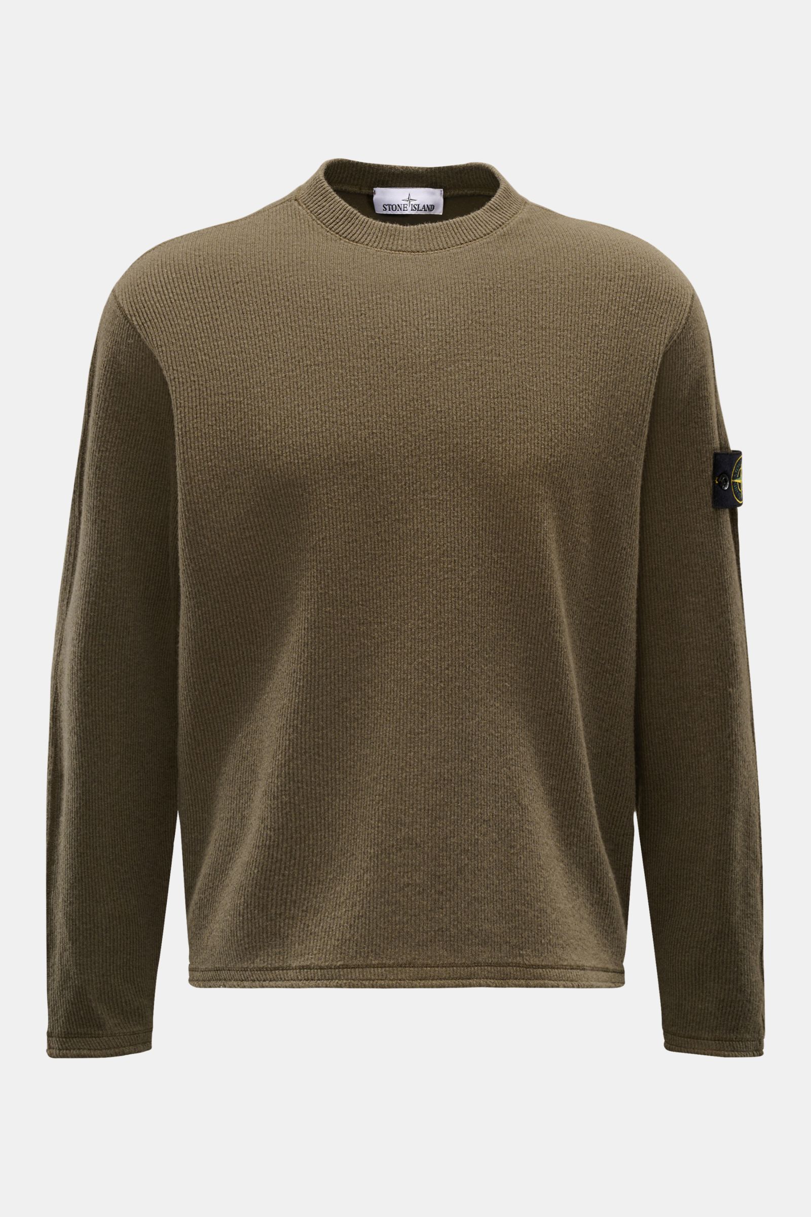 Stone Island Rundhalspullover 'Ribbed Wool Nylon' oliv, frontale Ansicht, Rippstrick aus Wolle-Microfaser, Regular Fit, Kompass-Badge am Ärmel.
