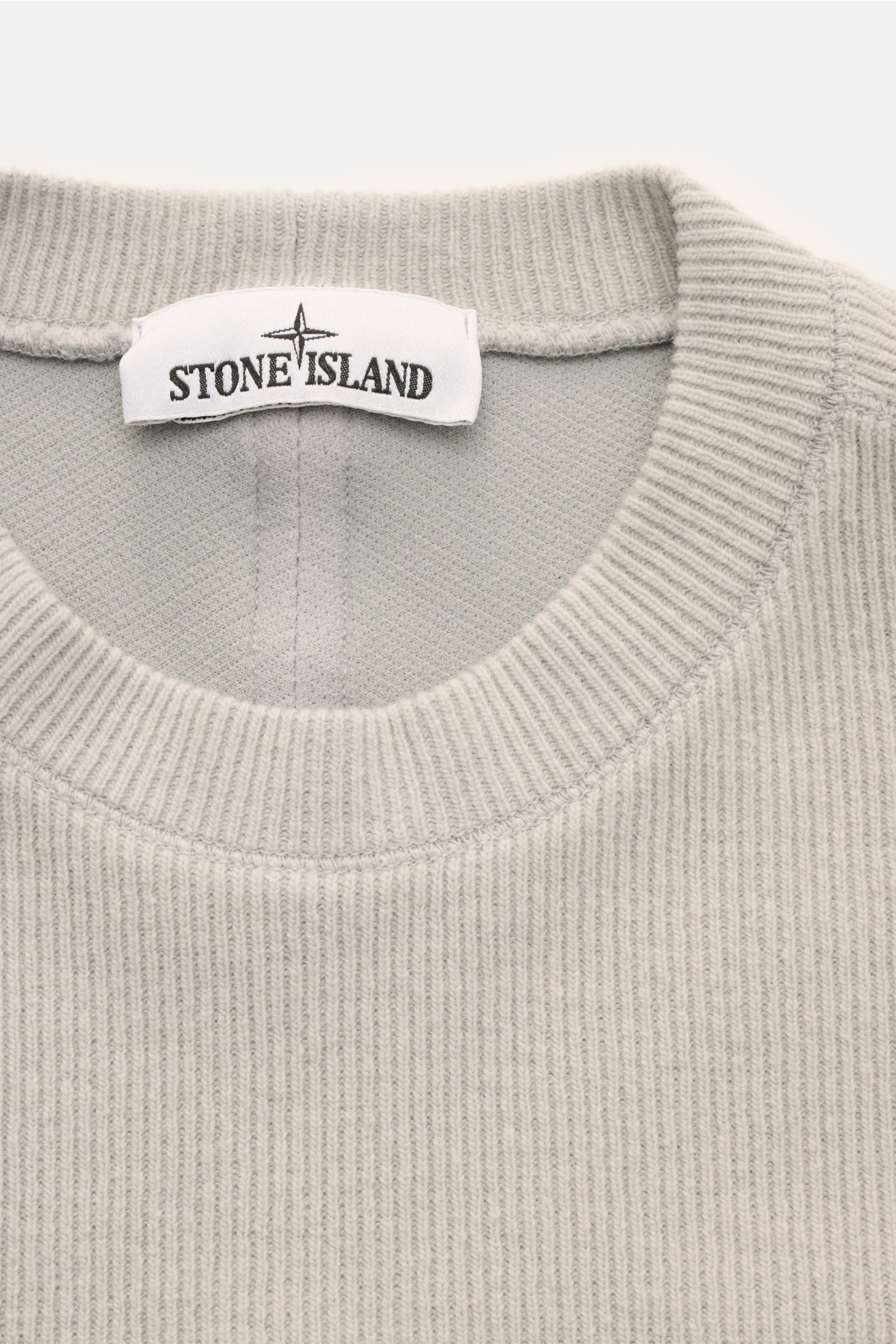 Stone Island Rundhalspullover 'Ribbed Wool Nylon' grau, Nahaufnahme von oben, feiner Rippstrick, Wolle-Microfaser, Regular Fit.