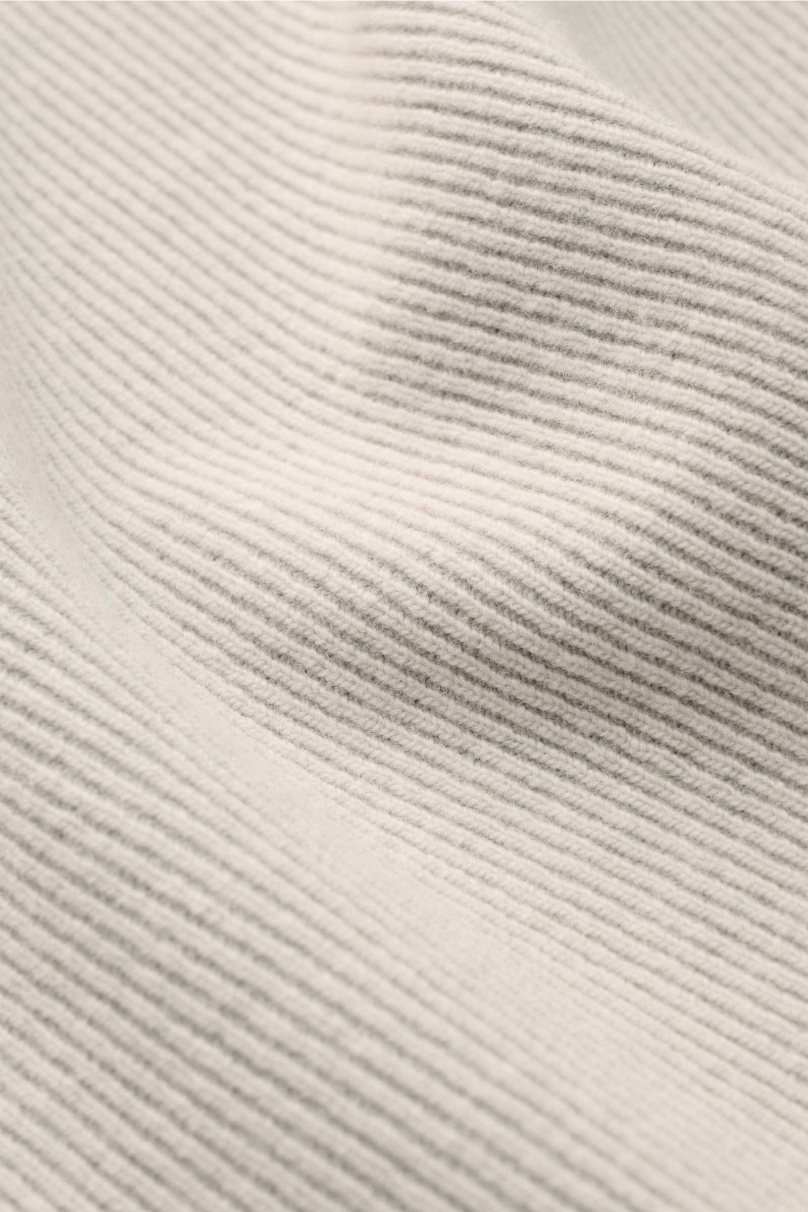 Stone Island Rundhalspullover 'Ribbed Wool Nylon' grau in Nahaufnahme, feiner Rippstrick aus Wolle-Nylon-Mix, ikonisches Kompass-Badge am Ärmel.