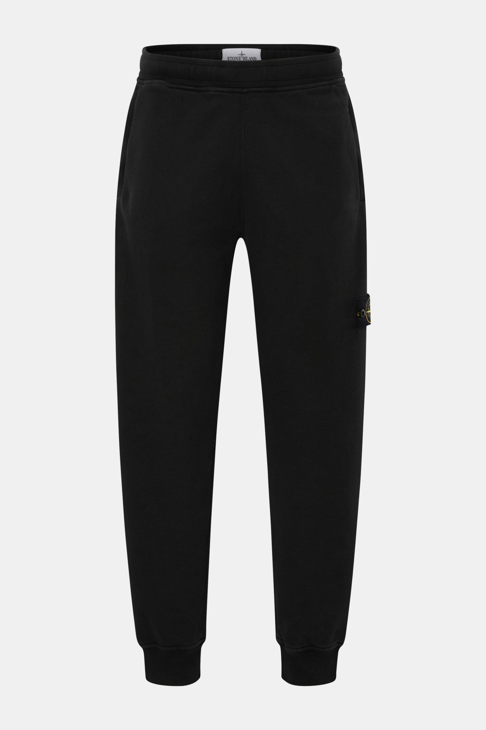 Stone Island Sweathose schwarz, frontale Ansicht, Sweat aus reiner Baumwolle, weicher Griff, garment dyed, Tapered Fit, reguläre Oberschenkelweite, knöchellang, elastischer Bund mit Tunnelzug, schräge Leistentaschen, Kompass-Badge, Gesäßtasche mit Druckkn