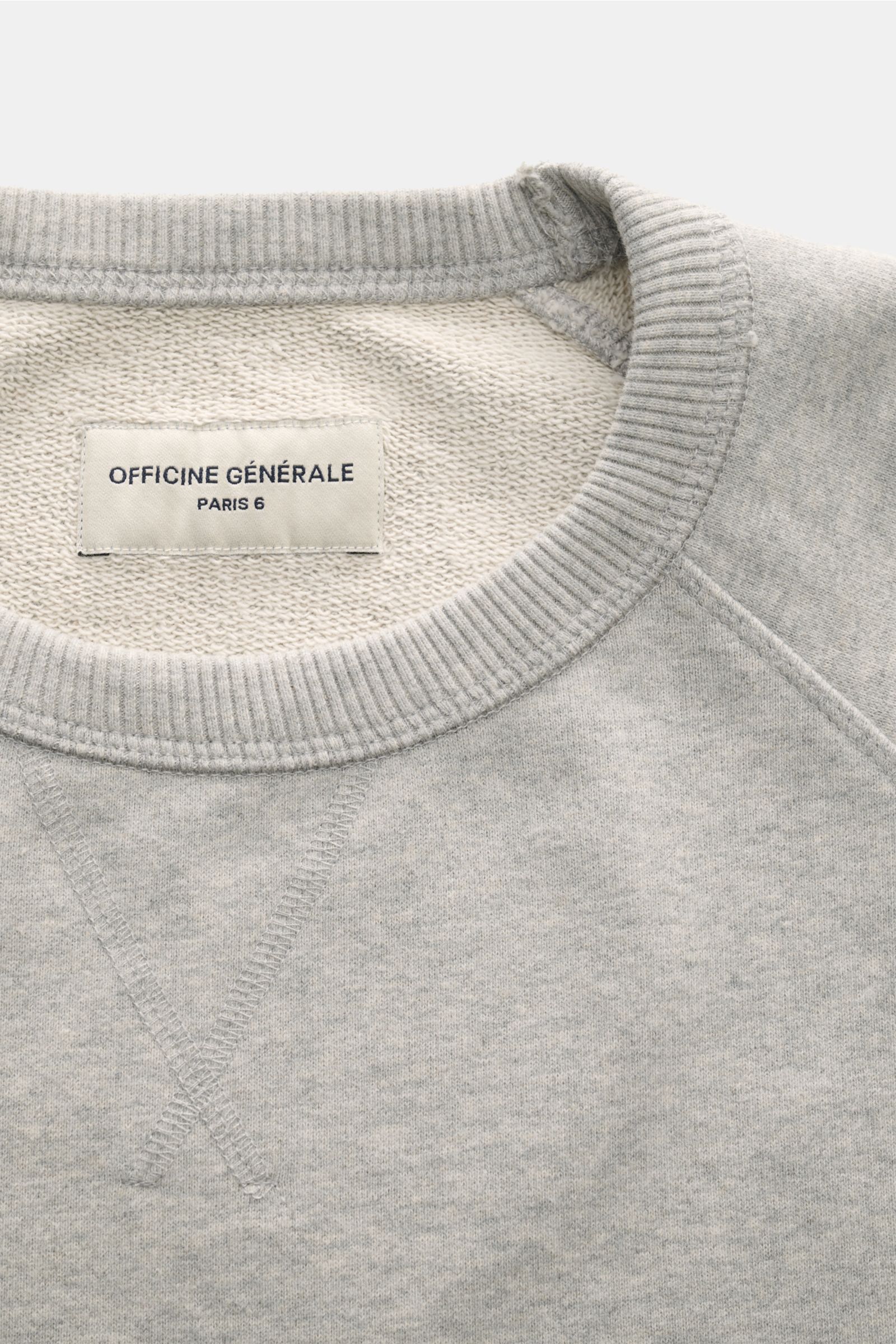 Officine Générale Rundhals-Sweatshirt 'Didi' hellgrau meliert, aus Bio-Baumwolle mit Raglanärmeln, Slim Fit, Overlock-Nähten, Rippbündchen, Detailansicht.